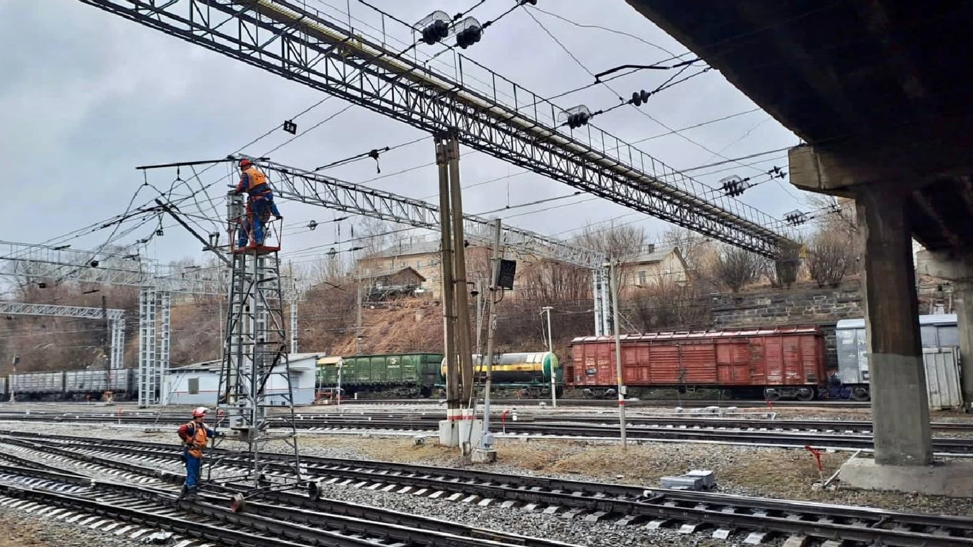 Товарняк одним ударом обесточил крупную станцию в Челябинской области