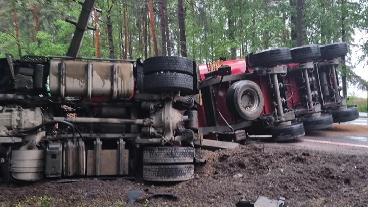 Видео из Сети Опрокинувшийся грузовик с песком сняли очевидцы на окраине Петербурга