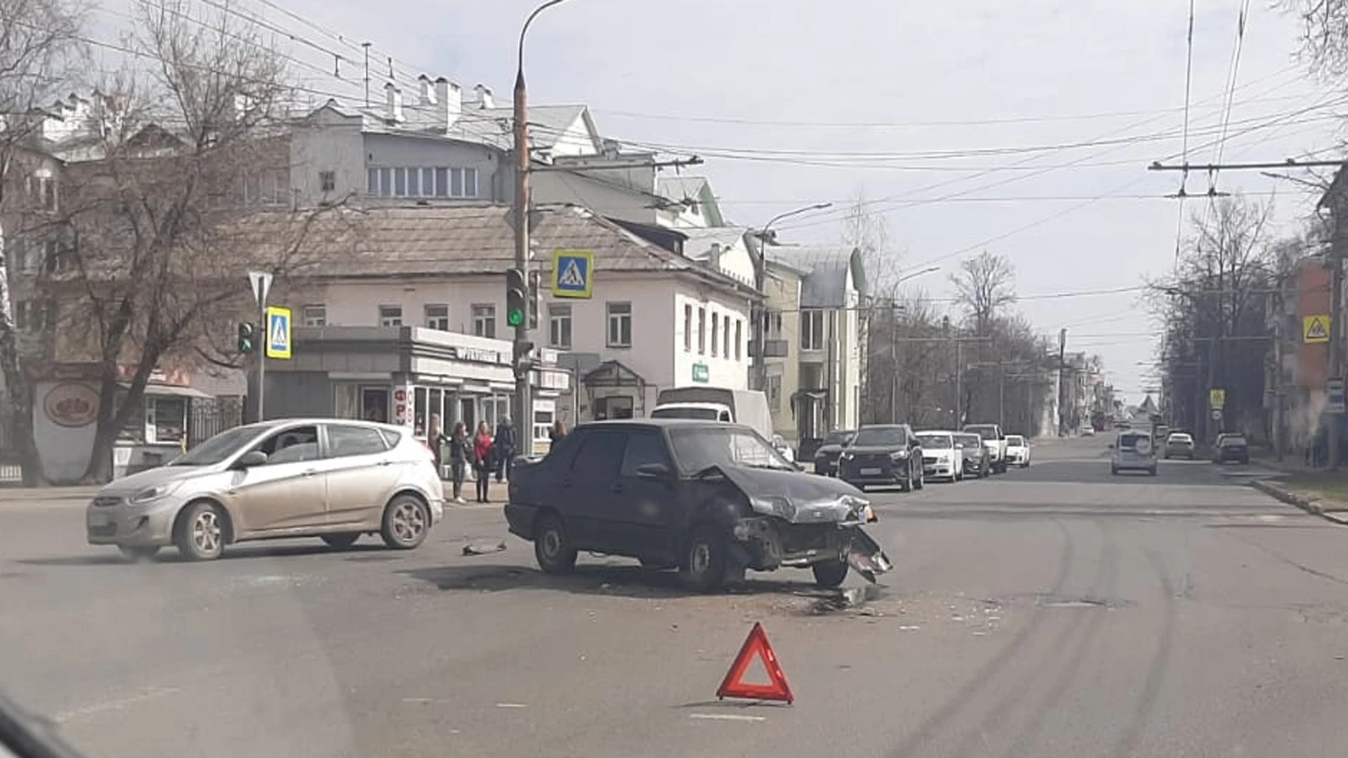 В центре Ярославля столкнулись две легковушки