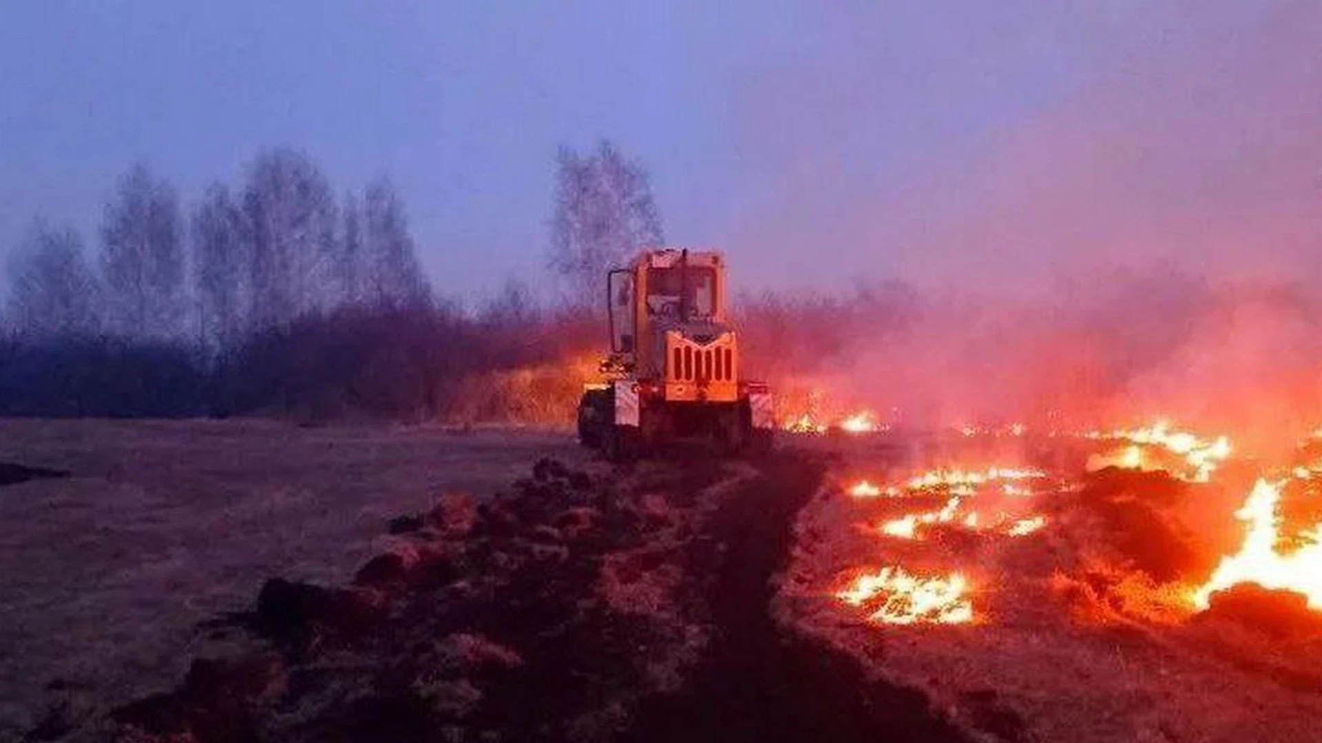 В Челябинской области потушили пожар, который подбирался к 3 поселкам