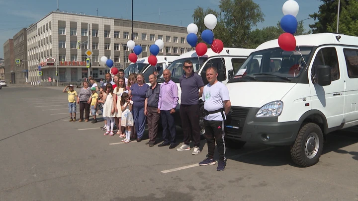 Вести. Иркутск Восемь многодетных семей в Иркутской области получили новые автомобили ГАЗ "Соболь"