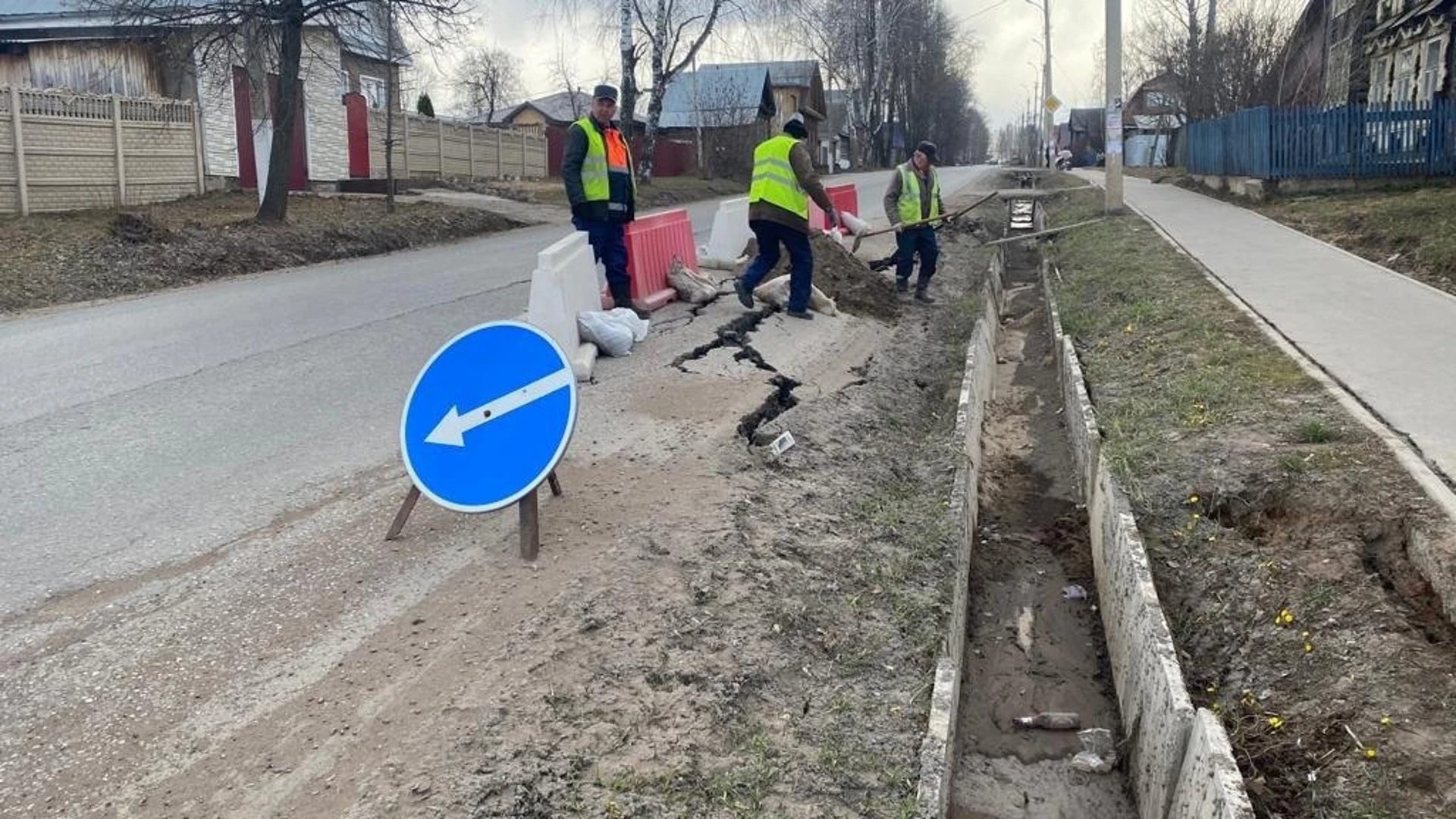 Повреждение дороги на улице Азина в Воткинске устранят по гарантии