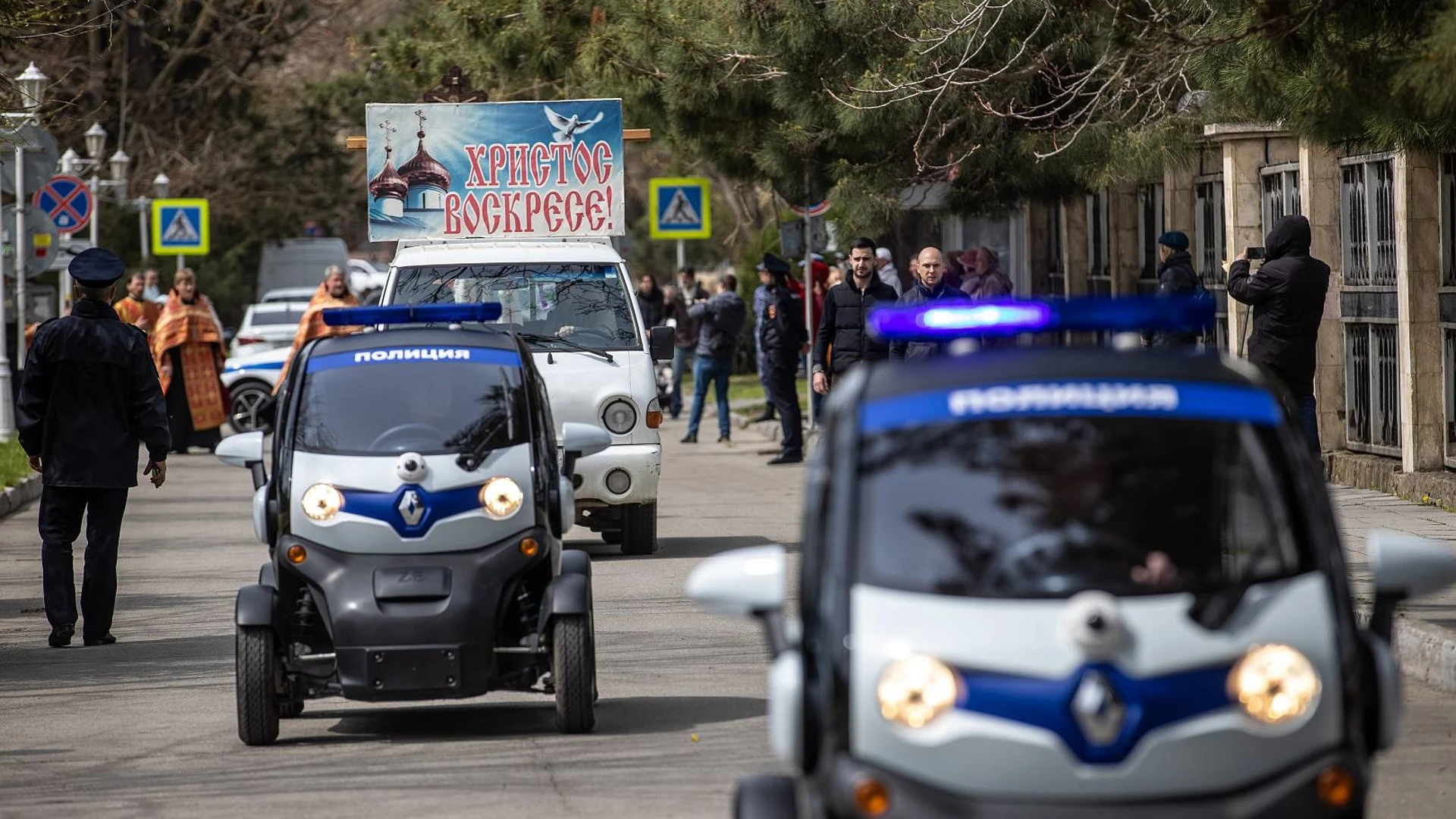 В Анапе жители и гости города прошли крестным ходом через весь центр города