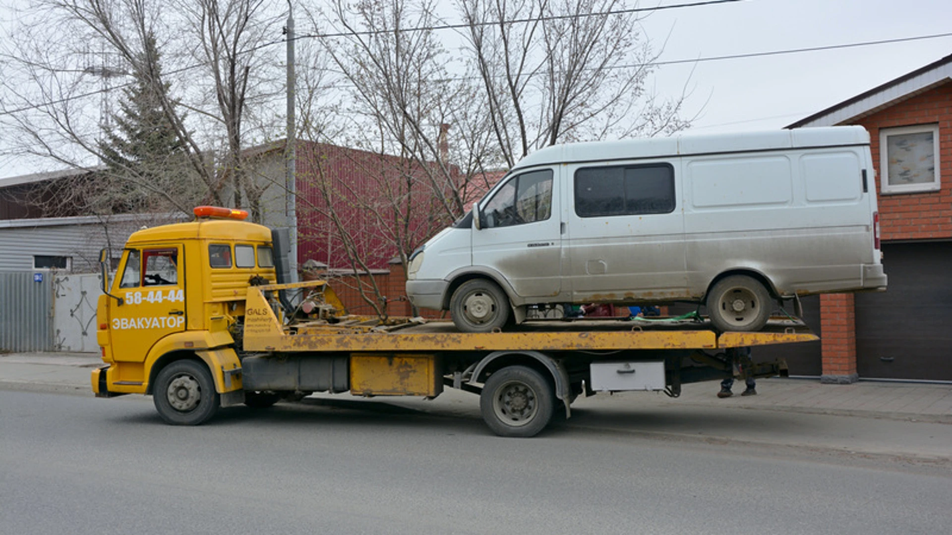 У жителя Оренбурга арестовали микроавтобус за долги по теплу