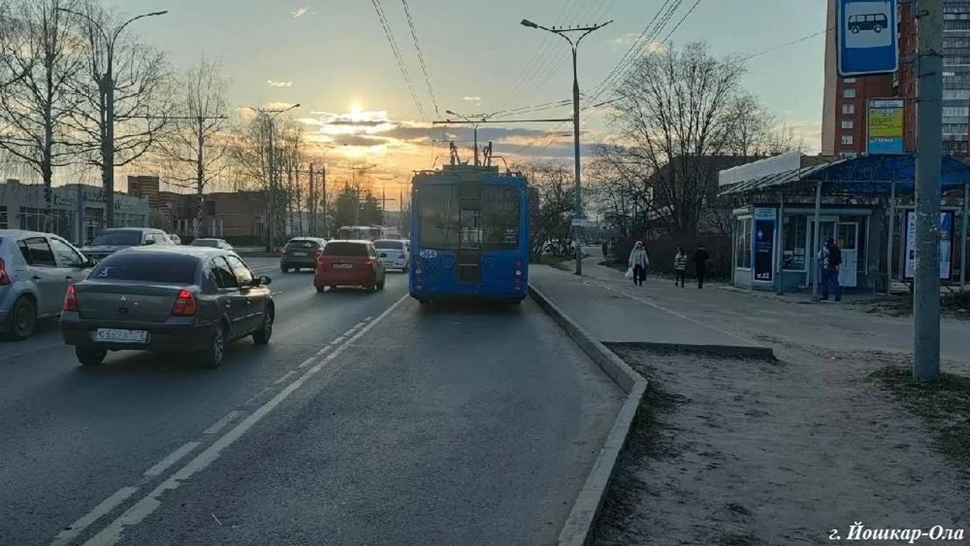 Троллейбус наехал на молодую женщину у остановки в Йошкар-Оле