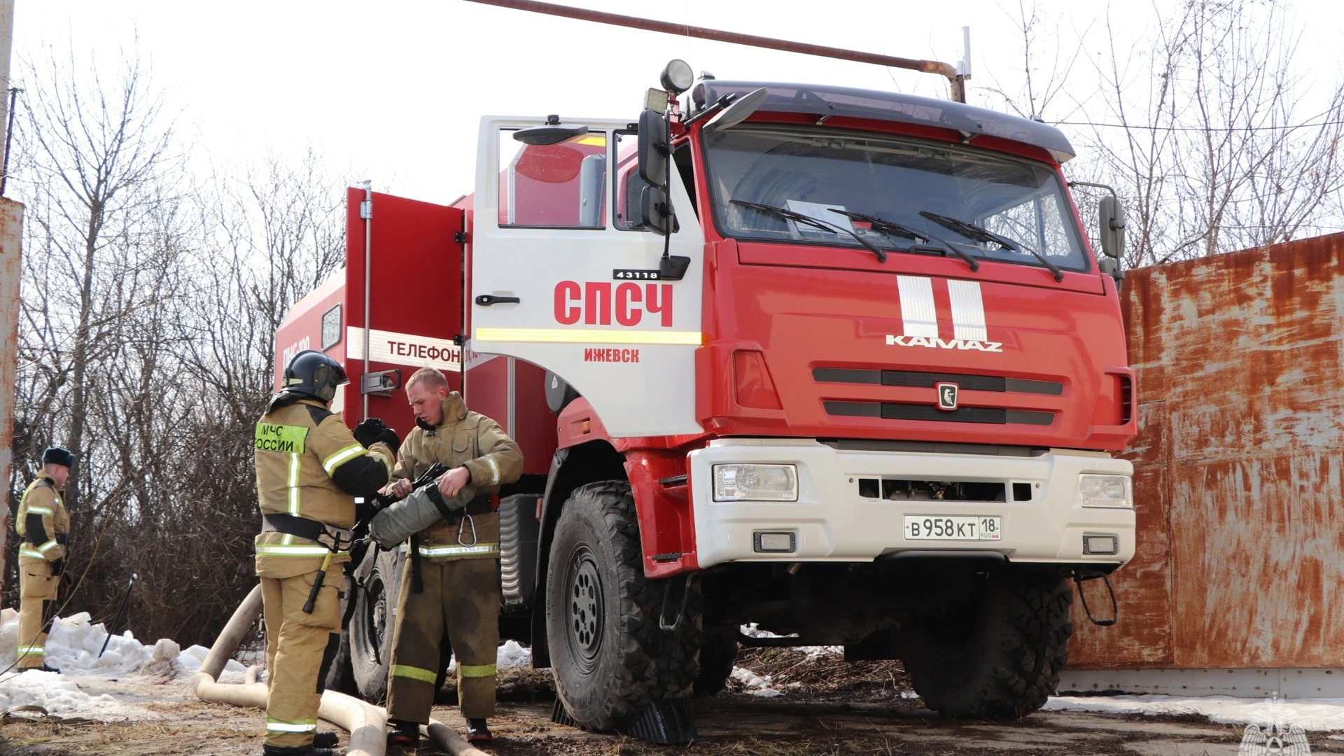 При пожаре на улице Песочной в Ижевске из дома эвакуировали 140 человек