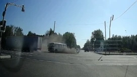 На видео попала авария под Вязьмой, в которой погиб один и пострадали 7 человек