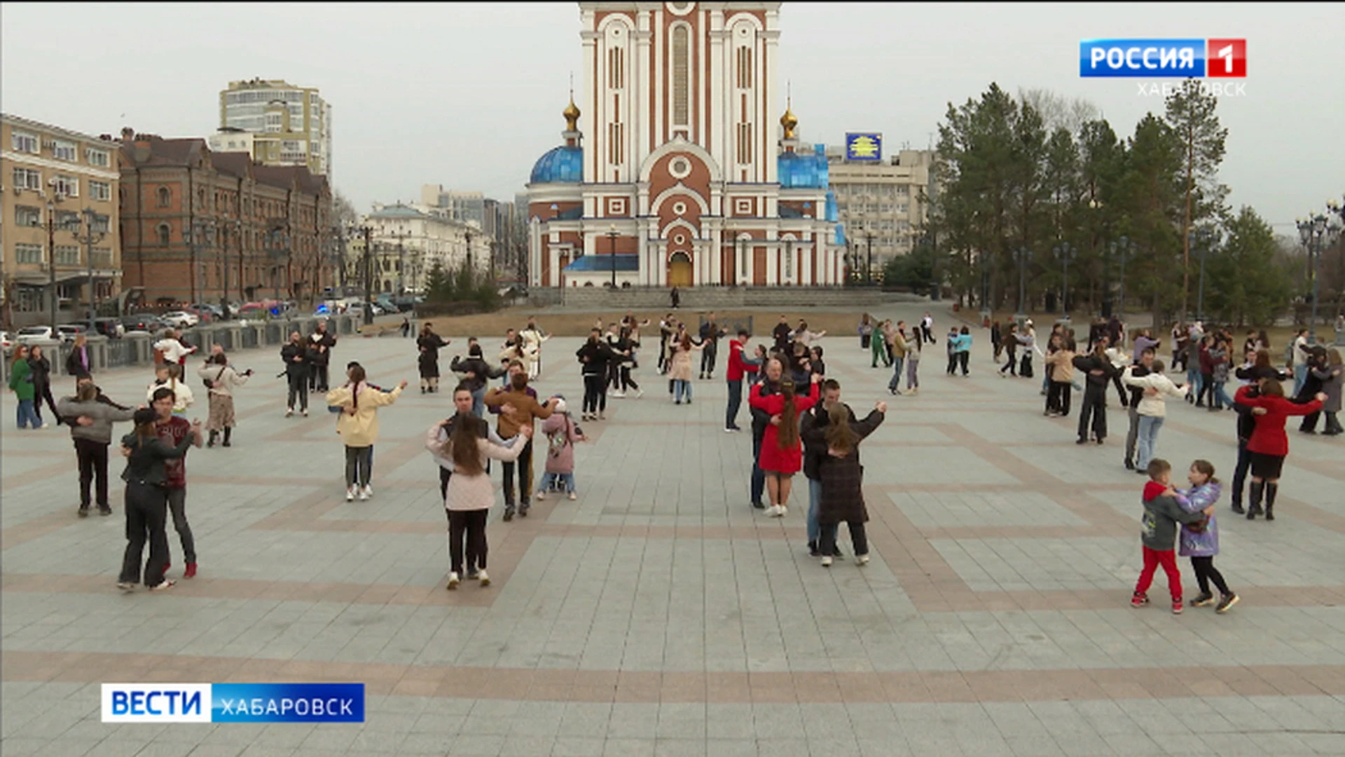 Вальс под открытым небом разучивают хабаровчане: в столице края началась подготовка к Дню Победы