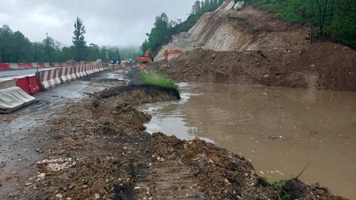 Вести. Южный Урал На трассе М5 в Челябинской области размыло дорогу