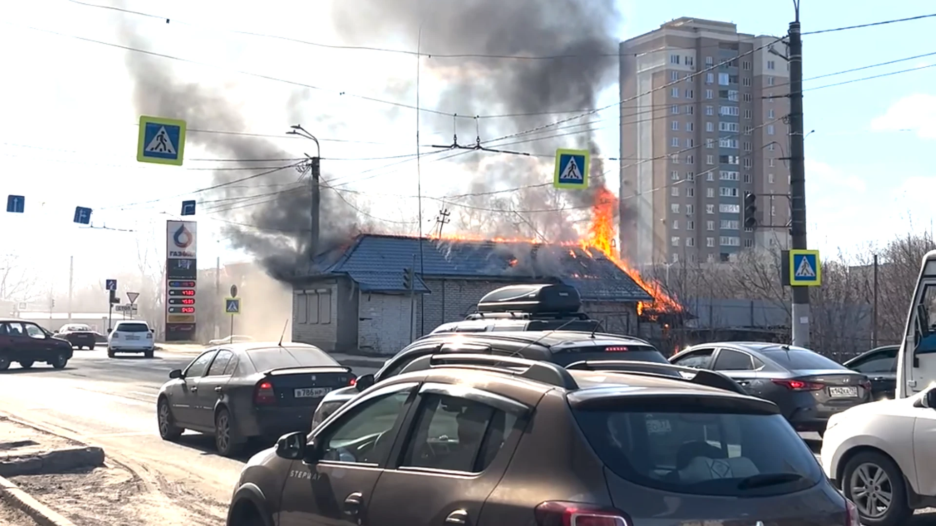 На улице Почтовой в Иванове загорелось здание рядом с заправочной станцией