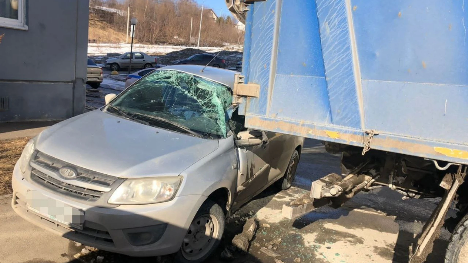 В томском дворе грузовик, оставшись без водителя, начал движение и наехал на легковой автомобиль