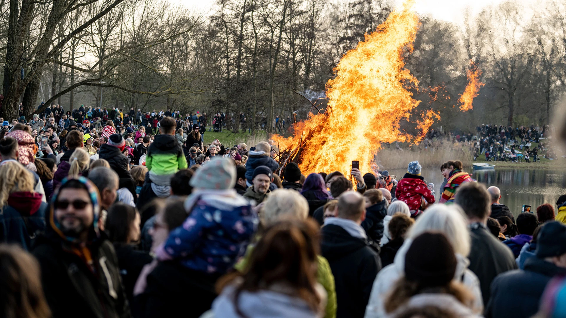 Германия митингует против ястребов в НАТО, Польша мечтает о величии