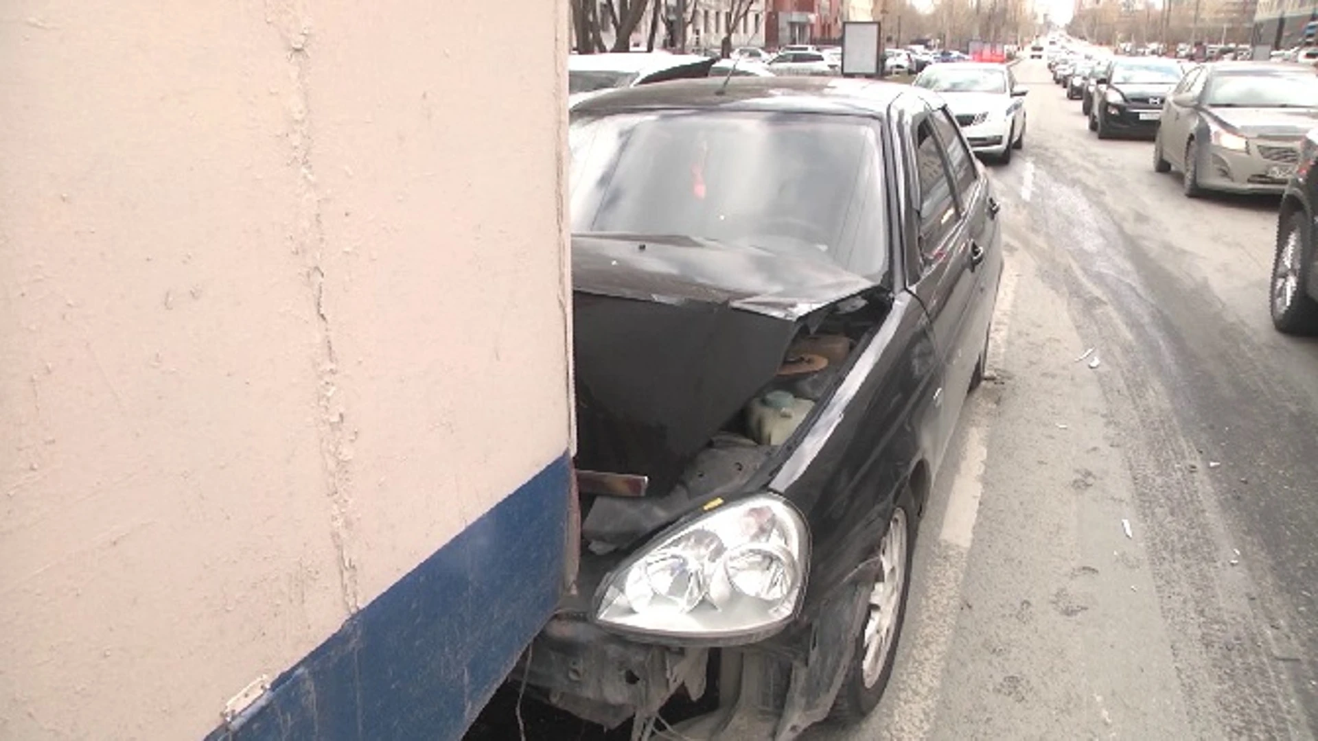 В Екатеринбурге лихач на отечественной ладе устроил массовое ДТП с троллейбусом