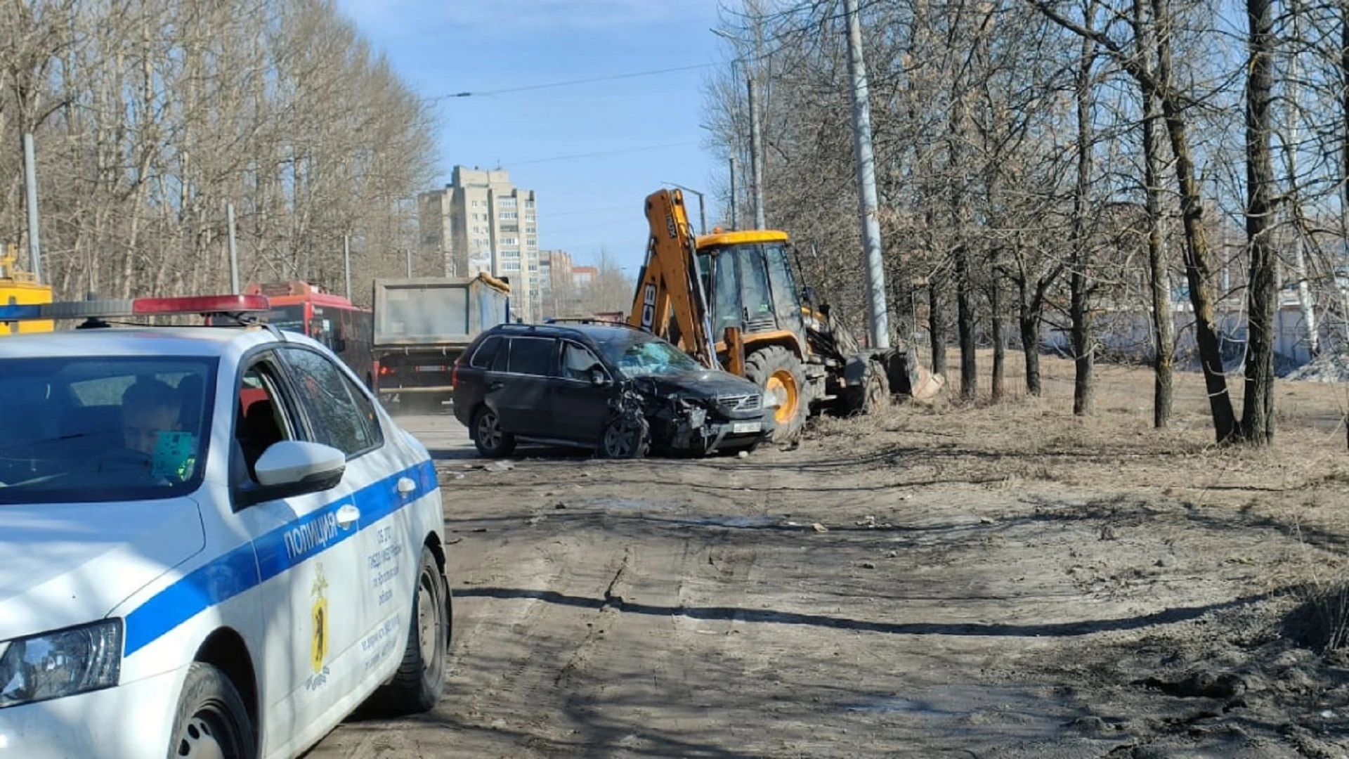 В Ярославле иномарка врезалась в трактор