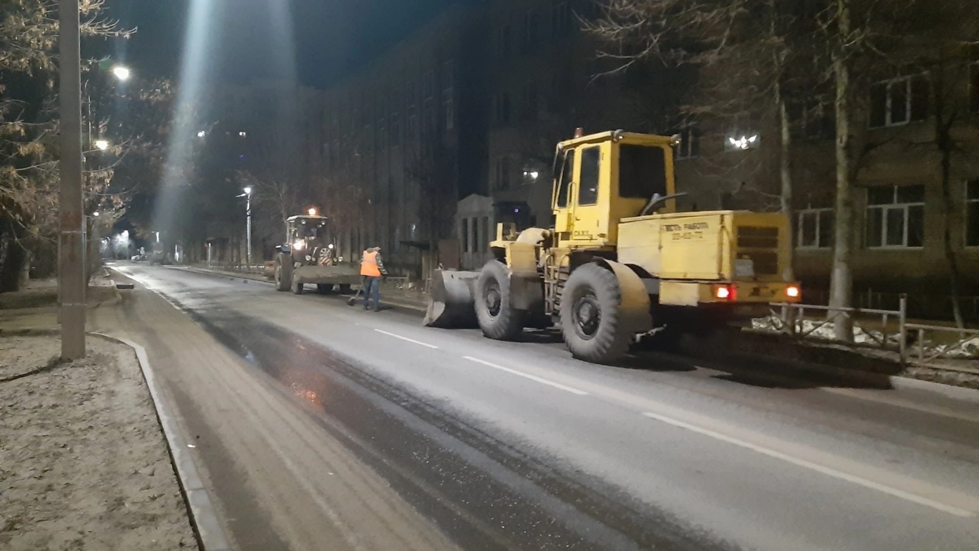 Поливальные машины и дорожные пылесосы в Иванове приступили к уборке песка