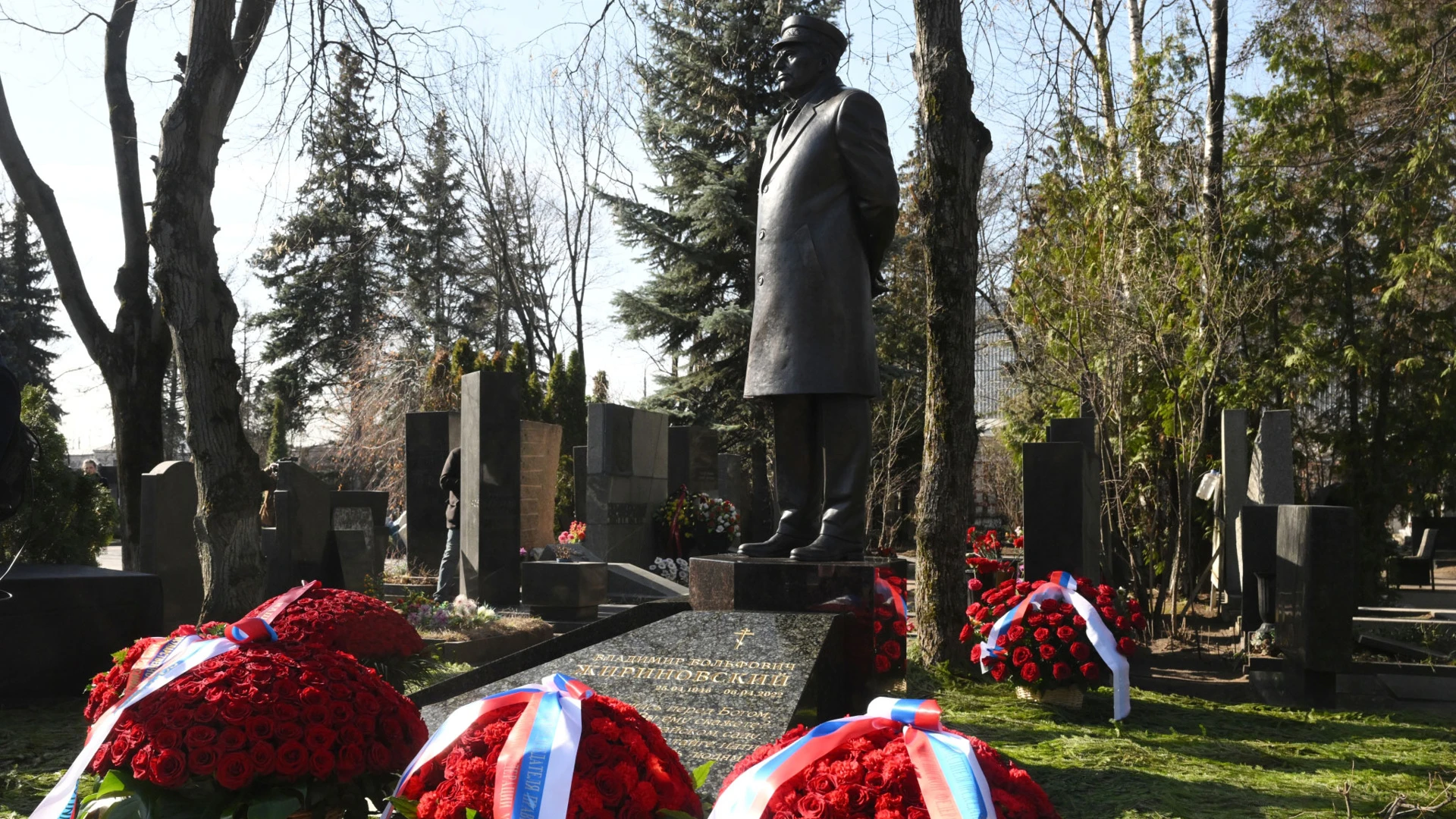 На Новодевичьем открыли памятник Жириновскому