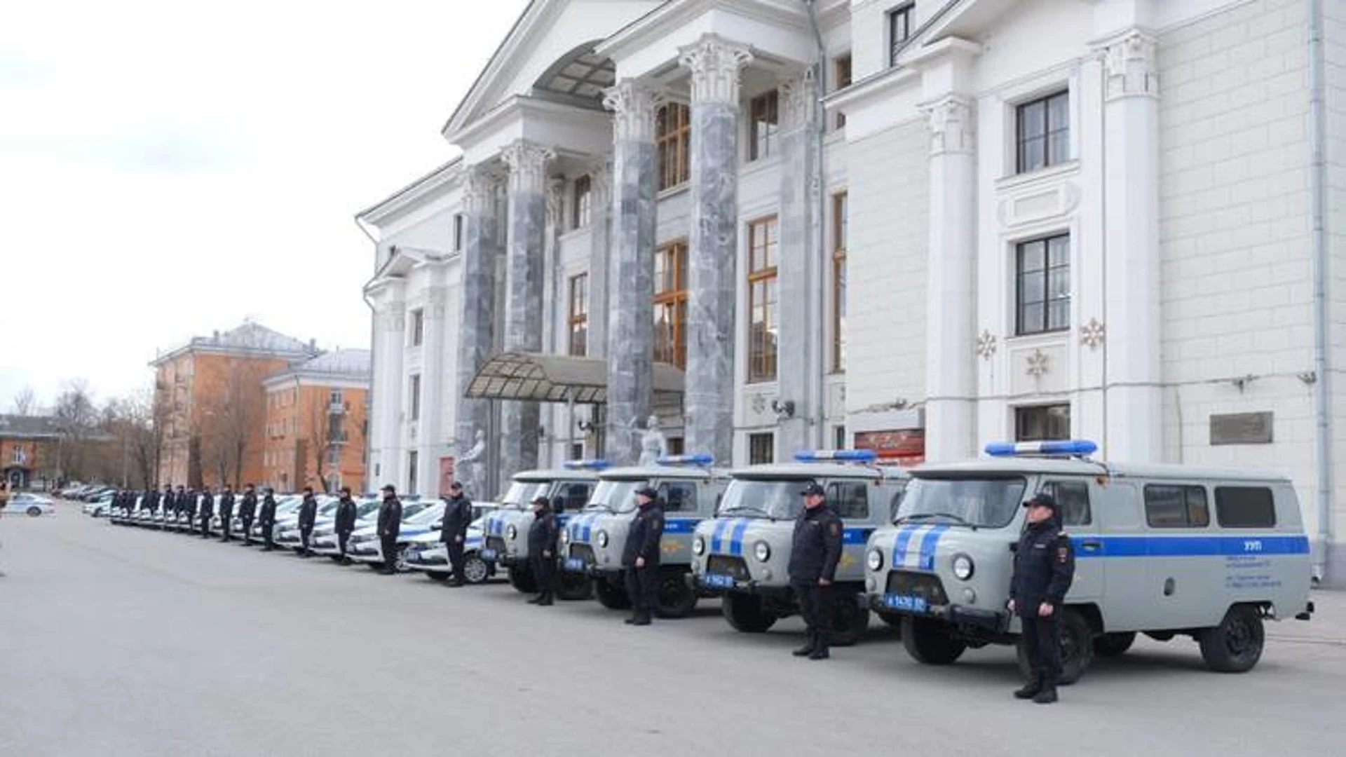 Полицейским Прикамья передали 20 новых служебных автомобилей