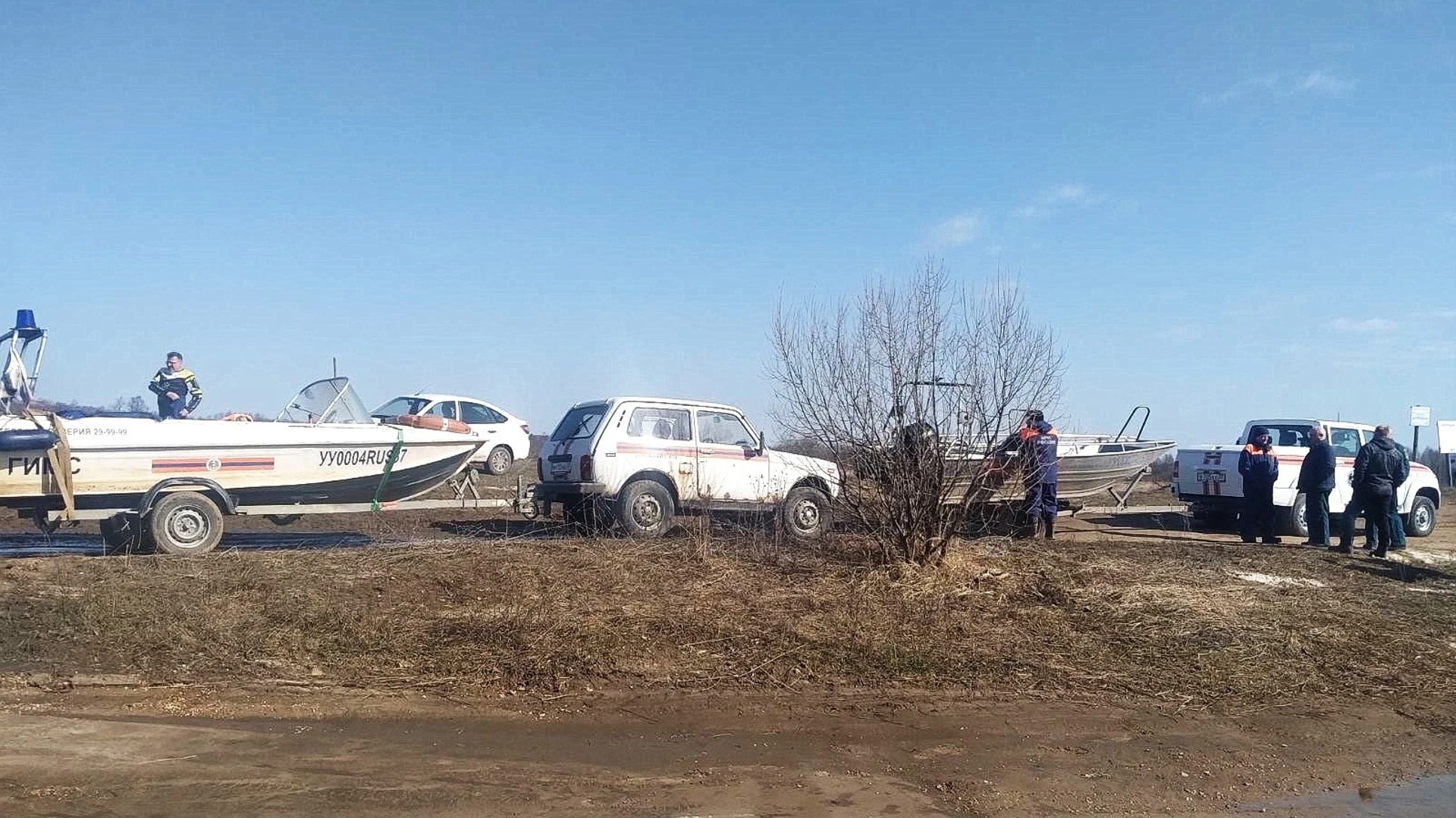 В Южском районе готовятся к перевозке оторвавшихся понтонов наплавного моста