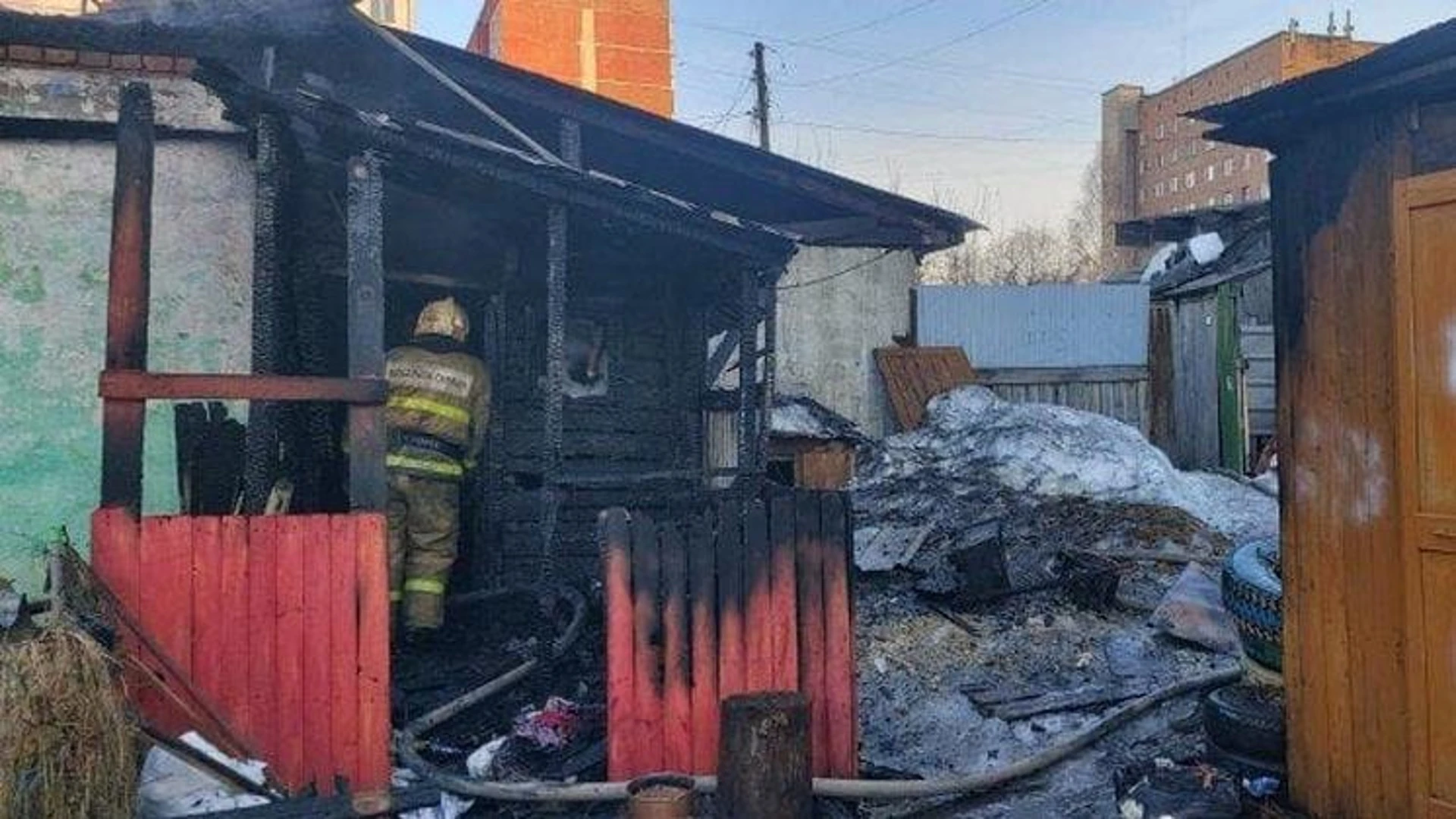 Два частных дома загорелись в Октябрьском районе Новосибирска