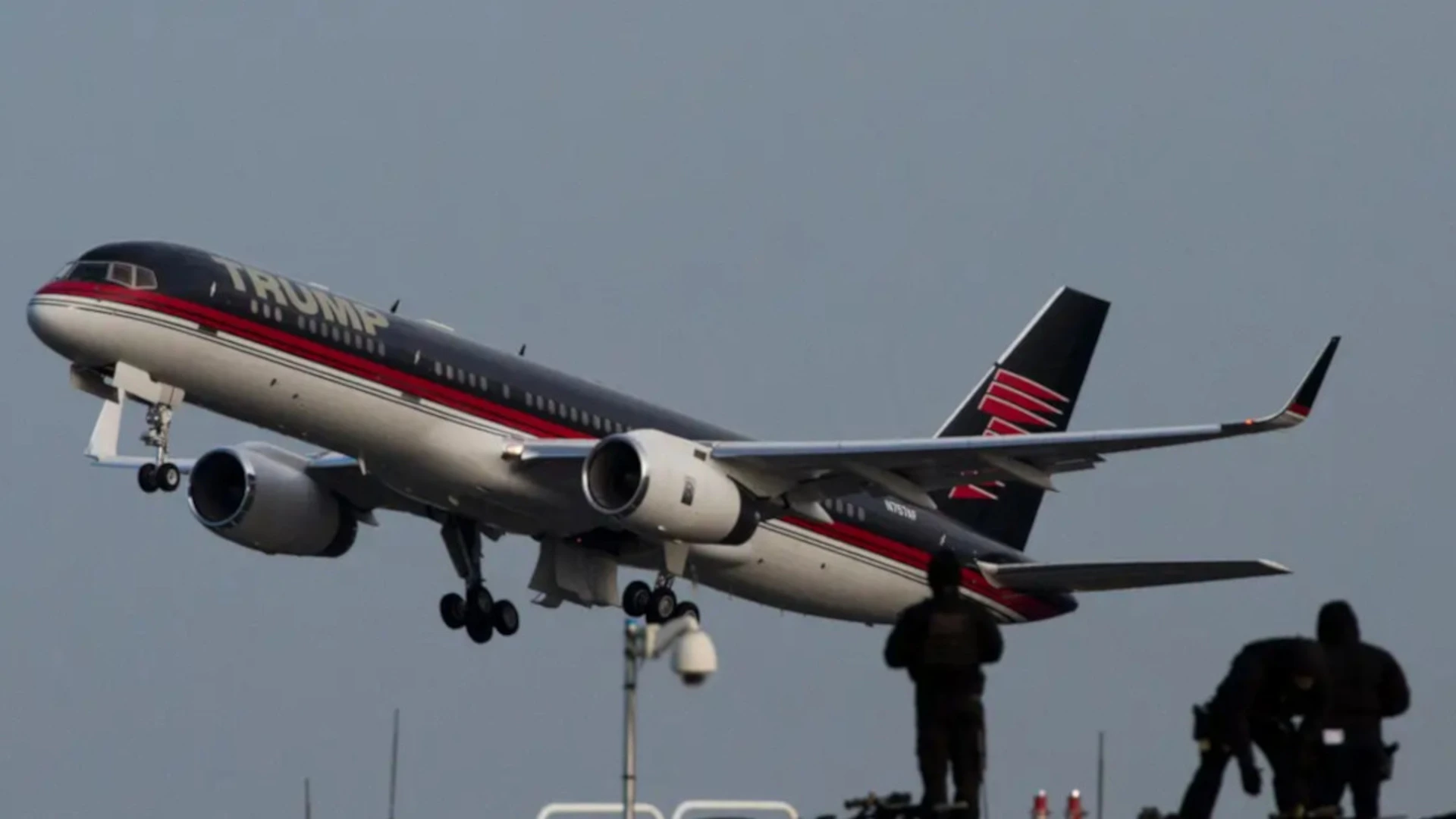 Самолет с Трампом приземлился в аэропорту LaGuardia в Нью-Йорке