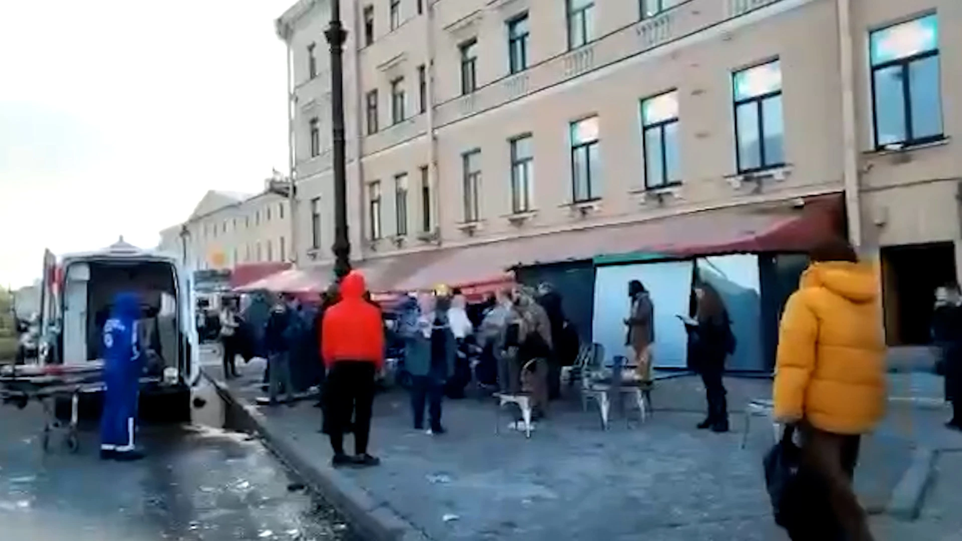 При взрыве в кафе в Санкт-Петербурге погиб человек