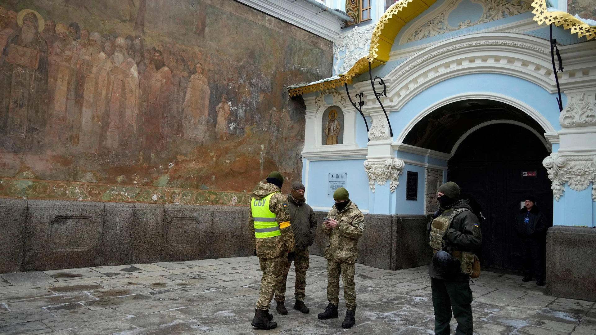 К Киево-Печерской лавре прибыли люди в балаклавах