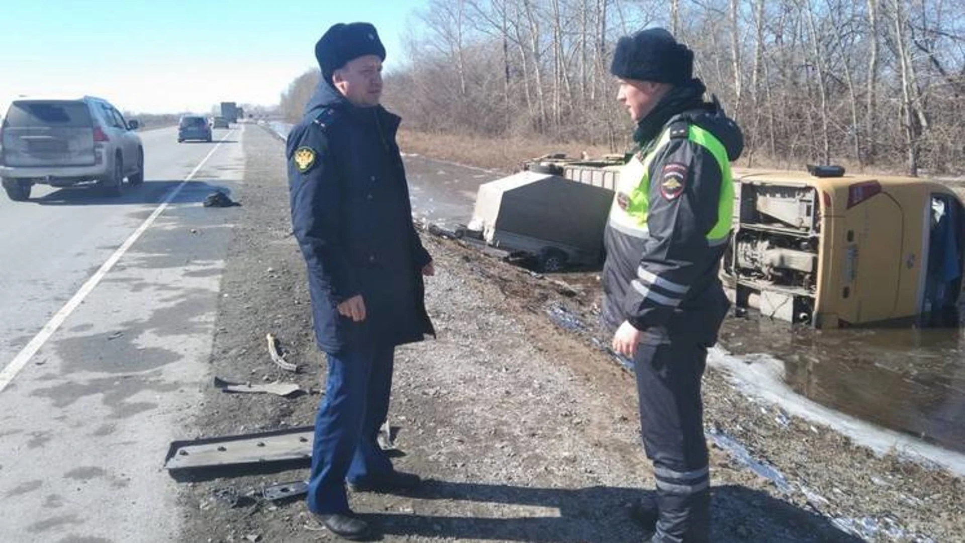 Автобус с людьми перевернулся в кювет с водой после аварии на трассе под Новосибирском