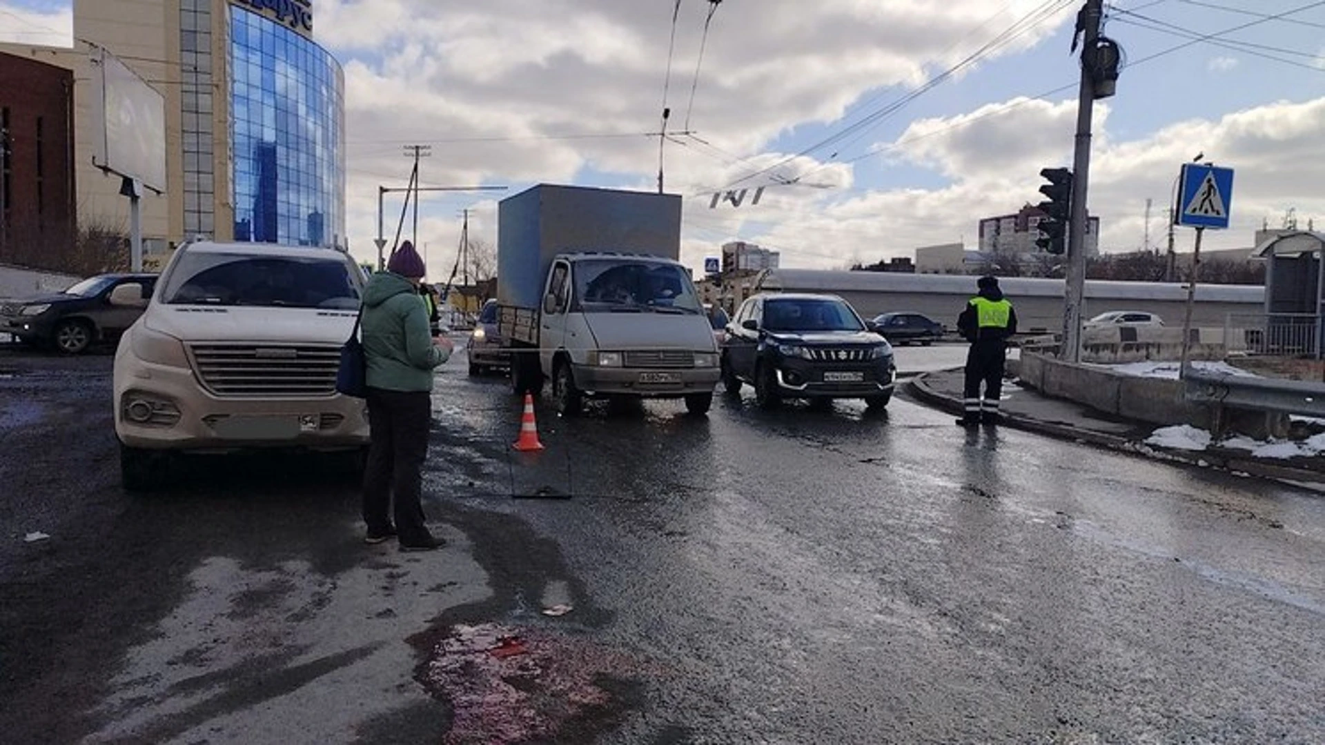 Автомобилист насмерть задавил 70-летнюю бабушку на пешеходном переходе в Новосибирске