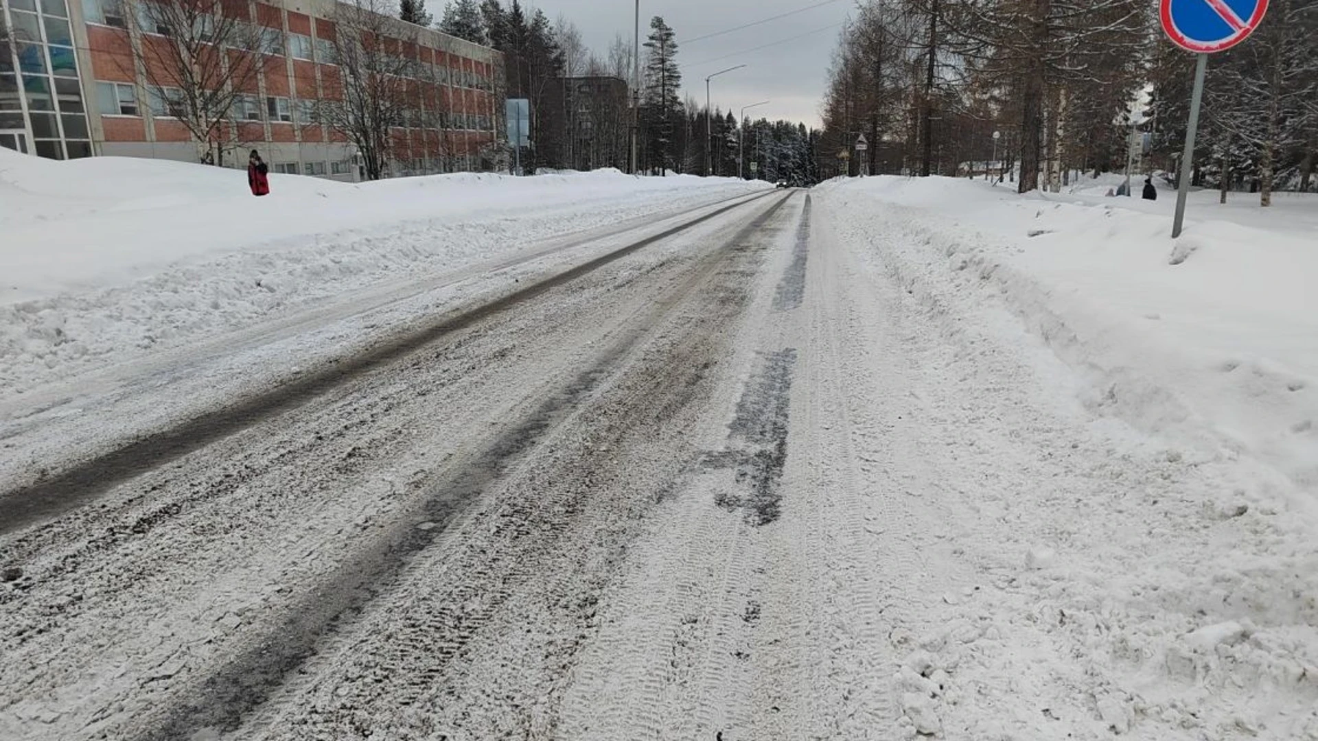 В Костомукше под колеса автомобиля попала женщина