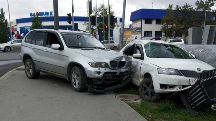 ЧП Машину отбросило на пешеходов после ДТП в Тюмени