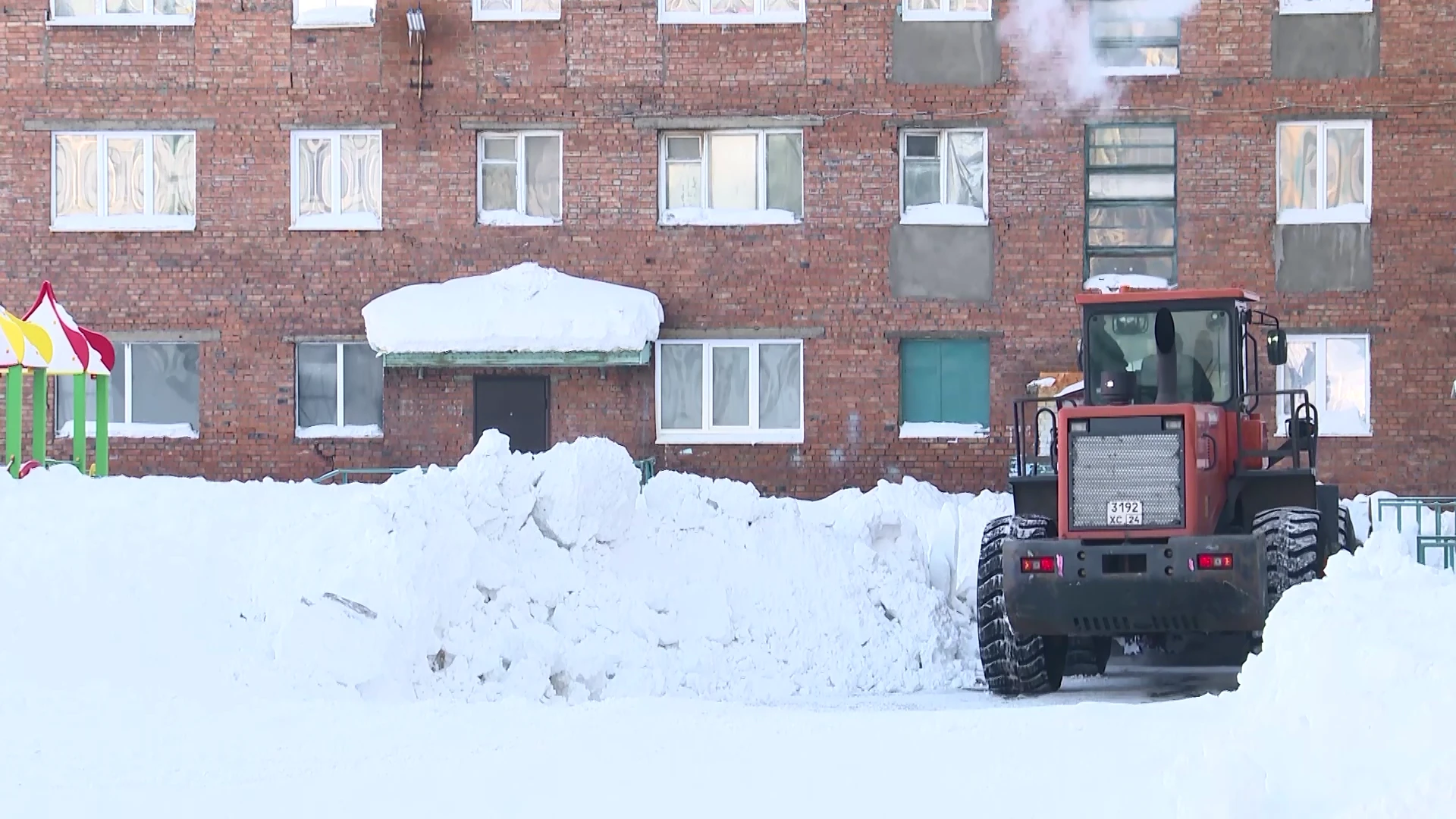 В Норильске коммунальщики приступили к активному вывозу снежных залежей