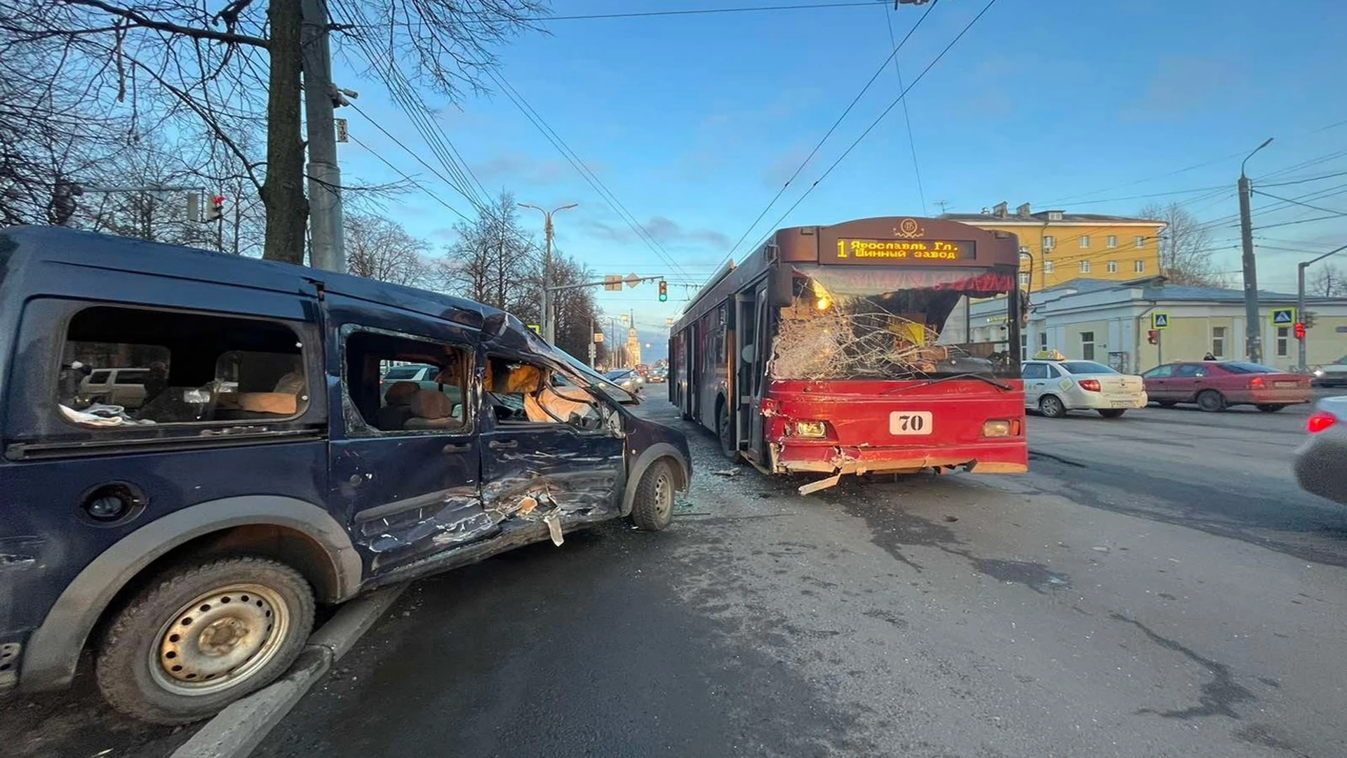 В центре Ярославля столкнулись троллейбус и легковушка, пострадали два человека