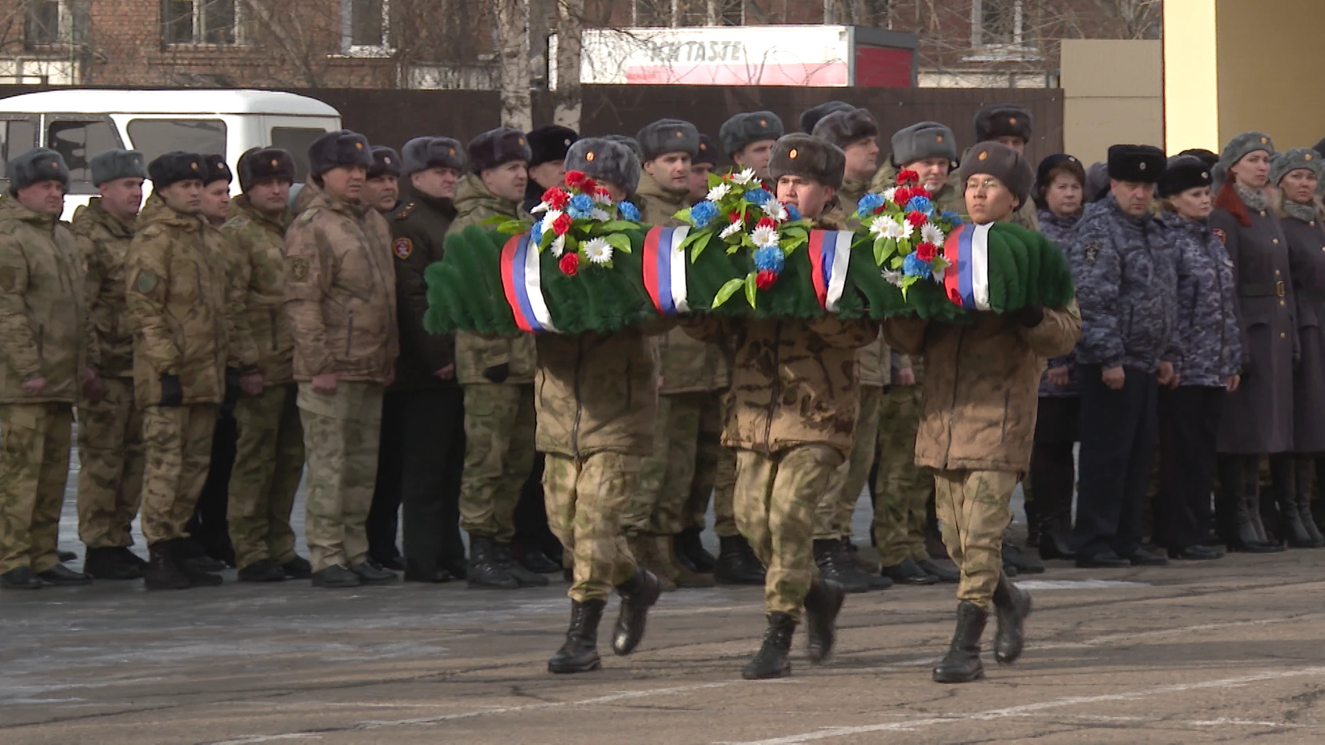 В День войск национальной гвардии в Иркутске возложили цветы к памятнику погибшим при исполнении воинского долга