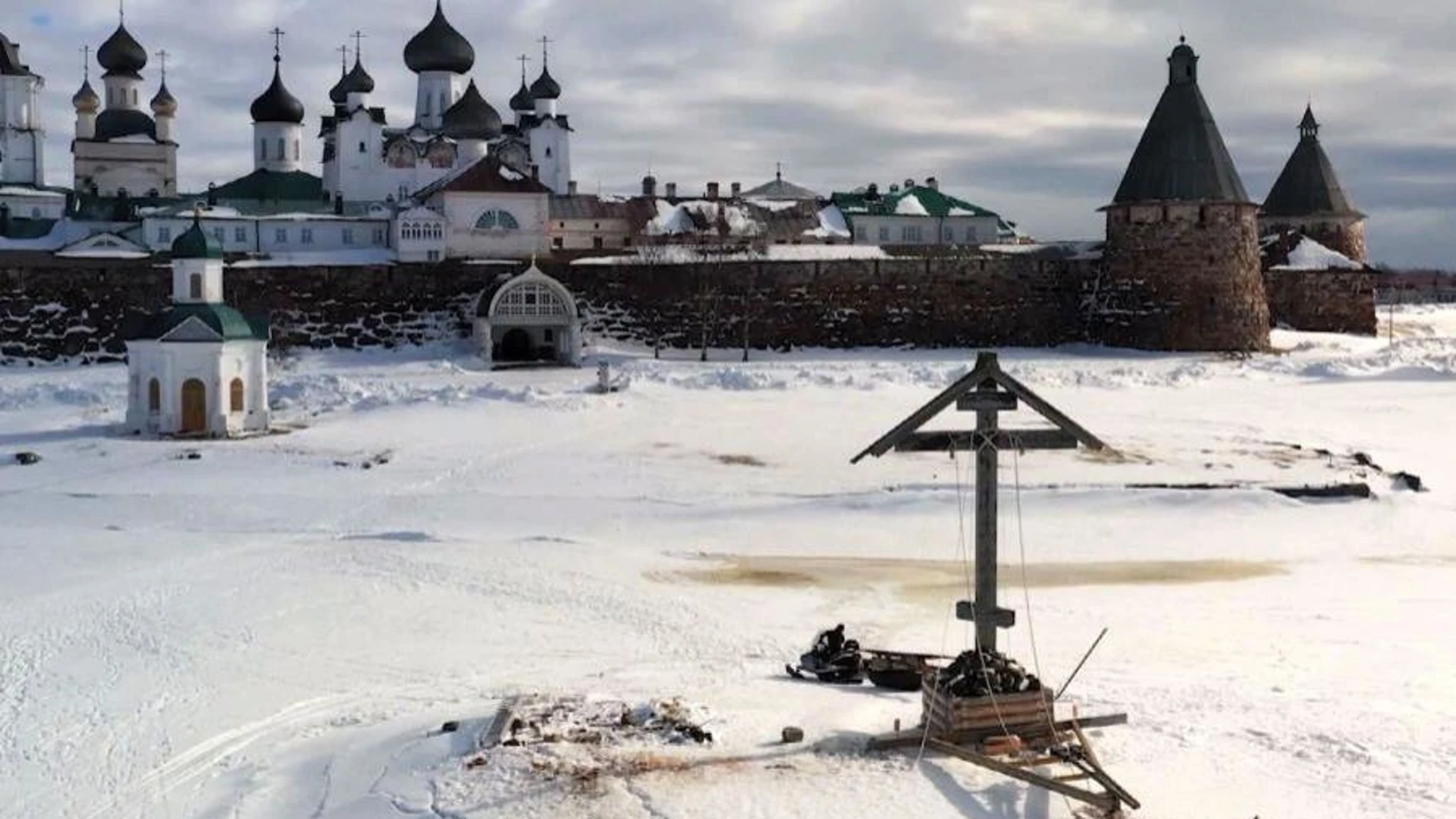 На Соловках установили крест на водах в бухте Благополучия