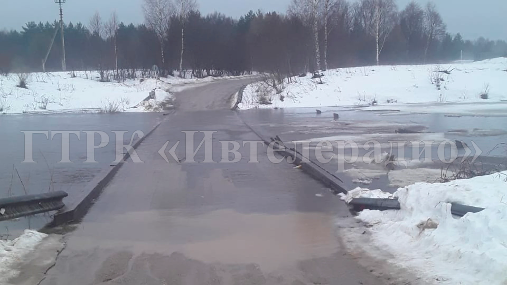 Мост через реку Нерль у деревни Новая в Гаврилово-Посадском районе ушел под воду