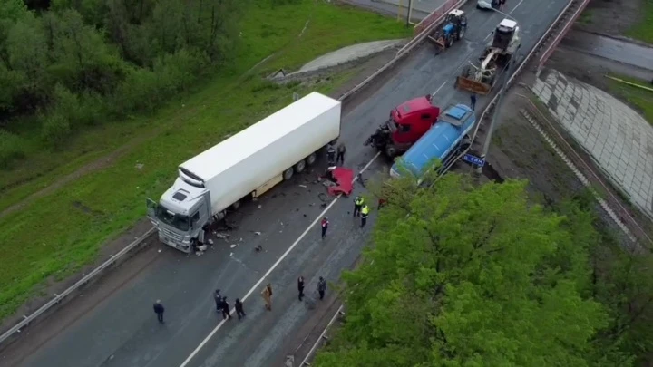 Вести. Южный Урал Два большегруза столкнулись на трассе М5 в Челябинской области