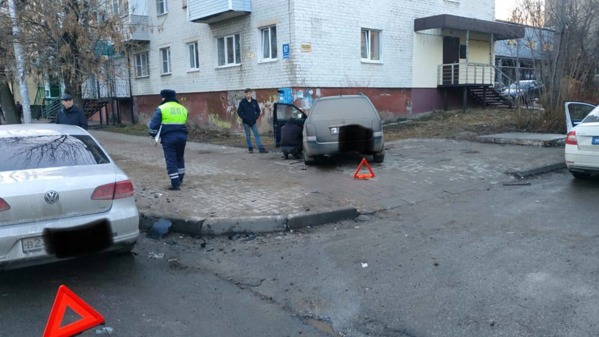 Мама и двое маленьких детей попали под удар машины на тротуаре