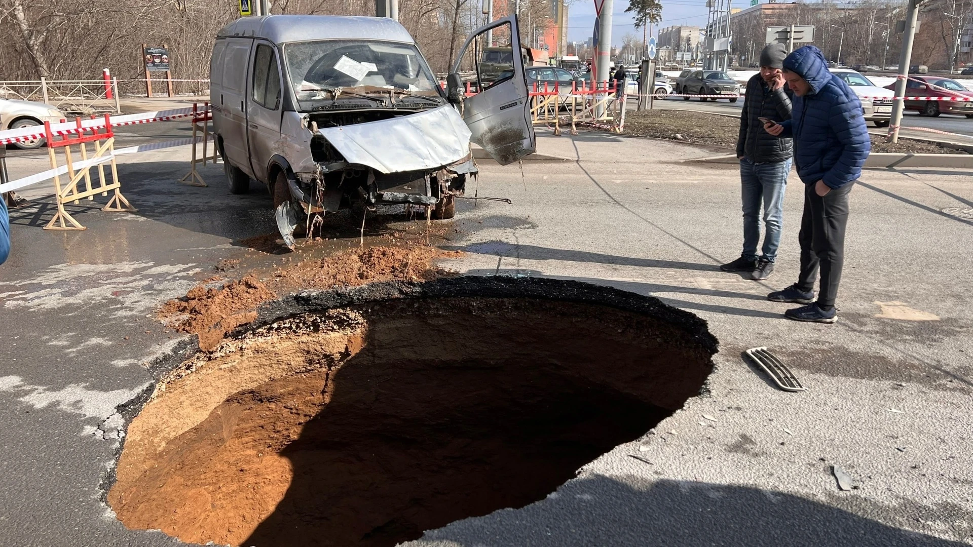 Микроавтобус полностью ушел под асфальт в Перми