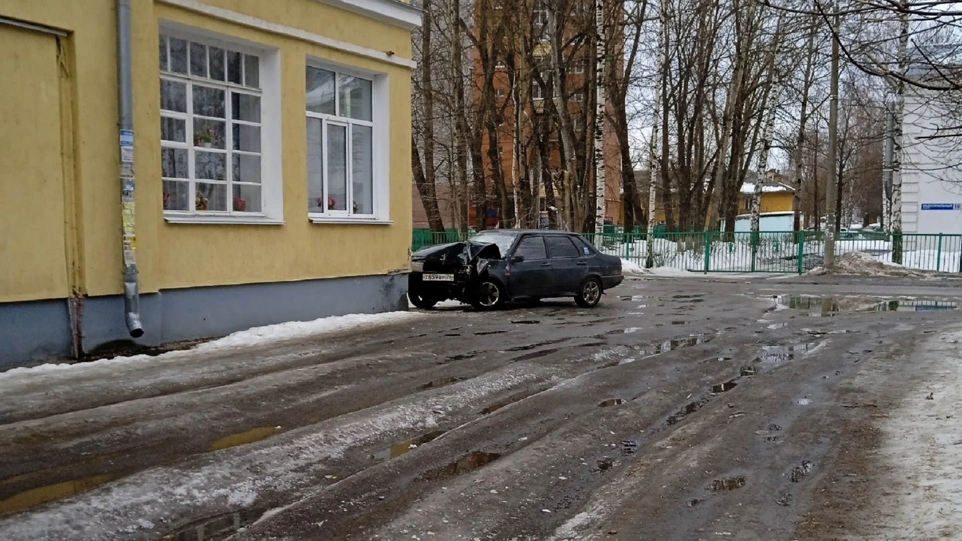 В Ярославле отечественная легковушка врезалась в здание рядом со школой