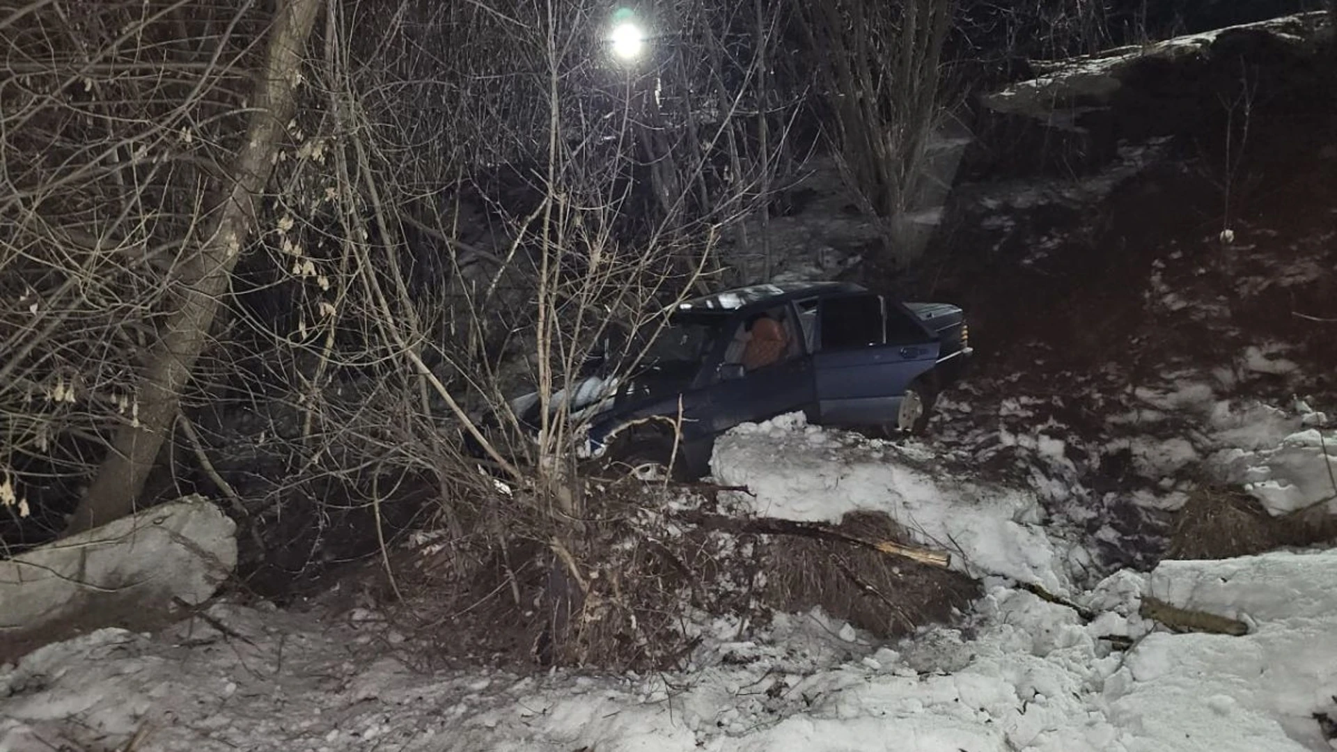 Во Владимире водитель "Мерседеса" улетел в кювет, пытаясь скрыться от ДПС