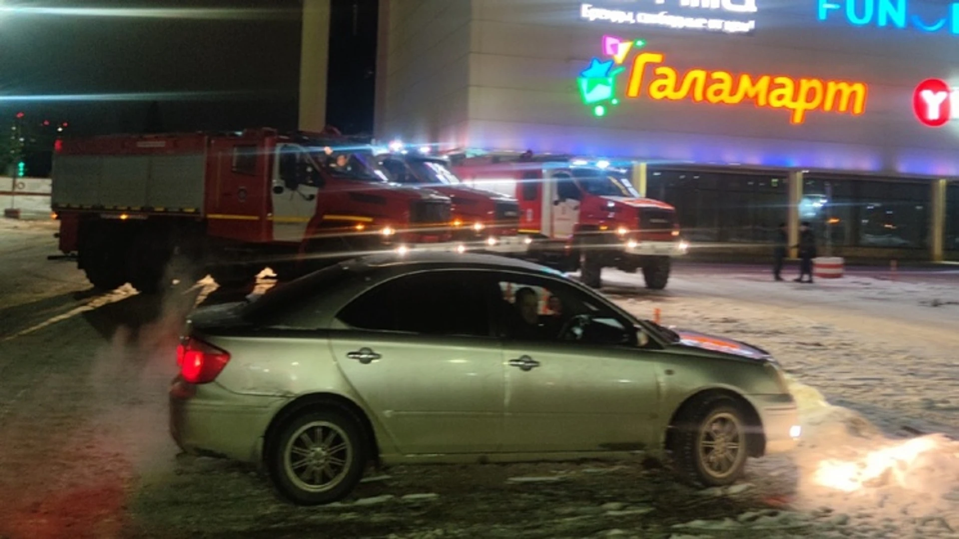 Восемь пожарных машин, полиция и реанимация приехали к ТРК "Эдем" в Новосибирске