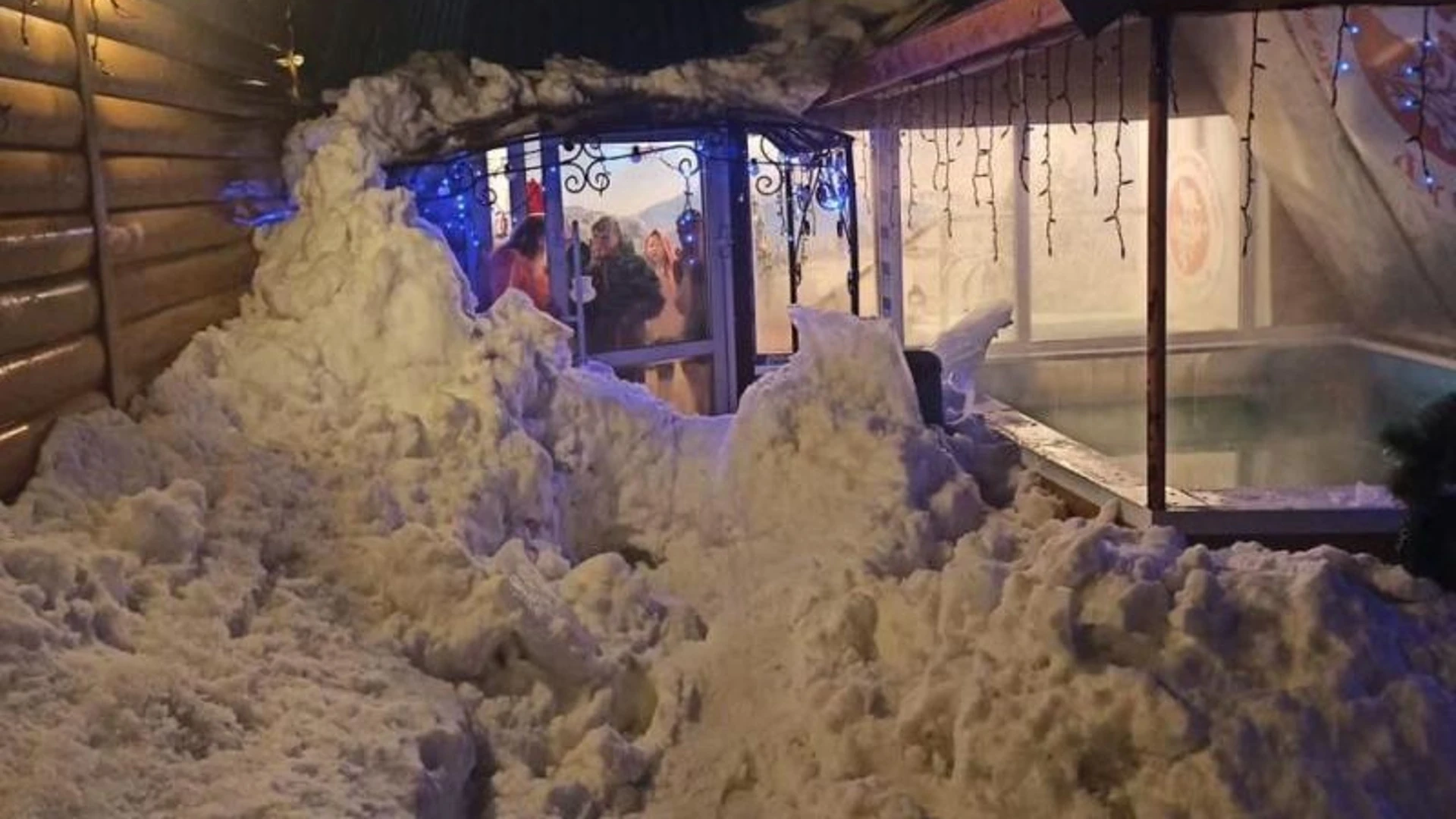 Пострадавшую от падения снега с крыши в Можге девочку выписали из больницы