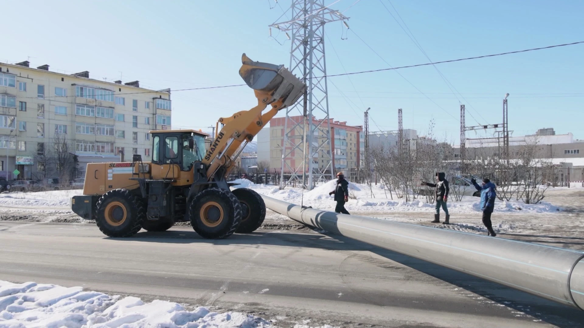 К новому микрорайону Магадана проводят коммуникации, пробивая лед горячей водой