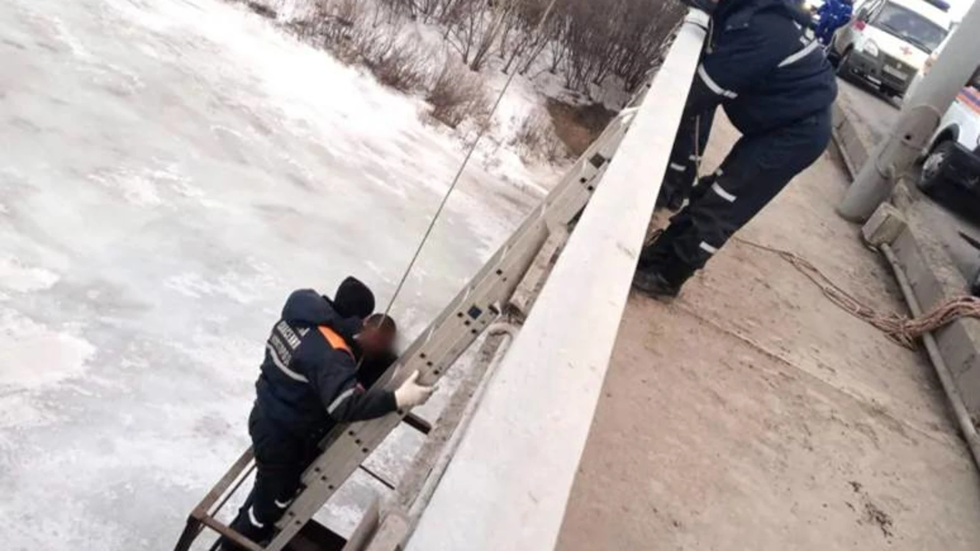 В Нижнем Новгороде спасли мужчину, который намеревался спрыгнуть с Канавинского моста