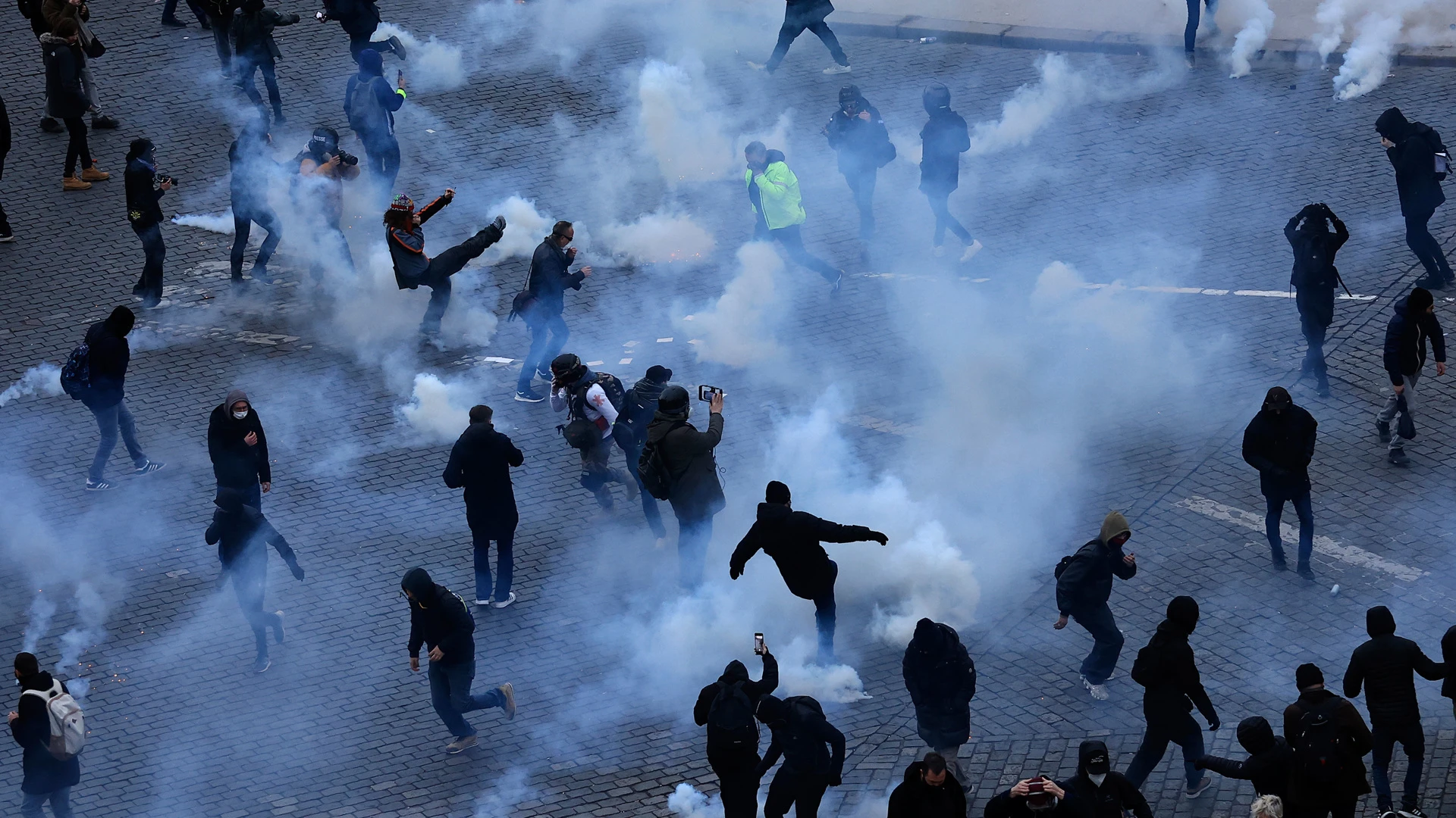 Во Франции начались массовые протесты из-за пенсионной реформы