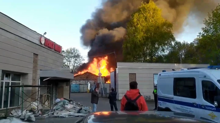 ЧП Кадры с места крупного пожара в Санкт-Петербурге попали на видео