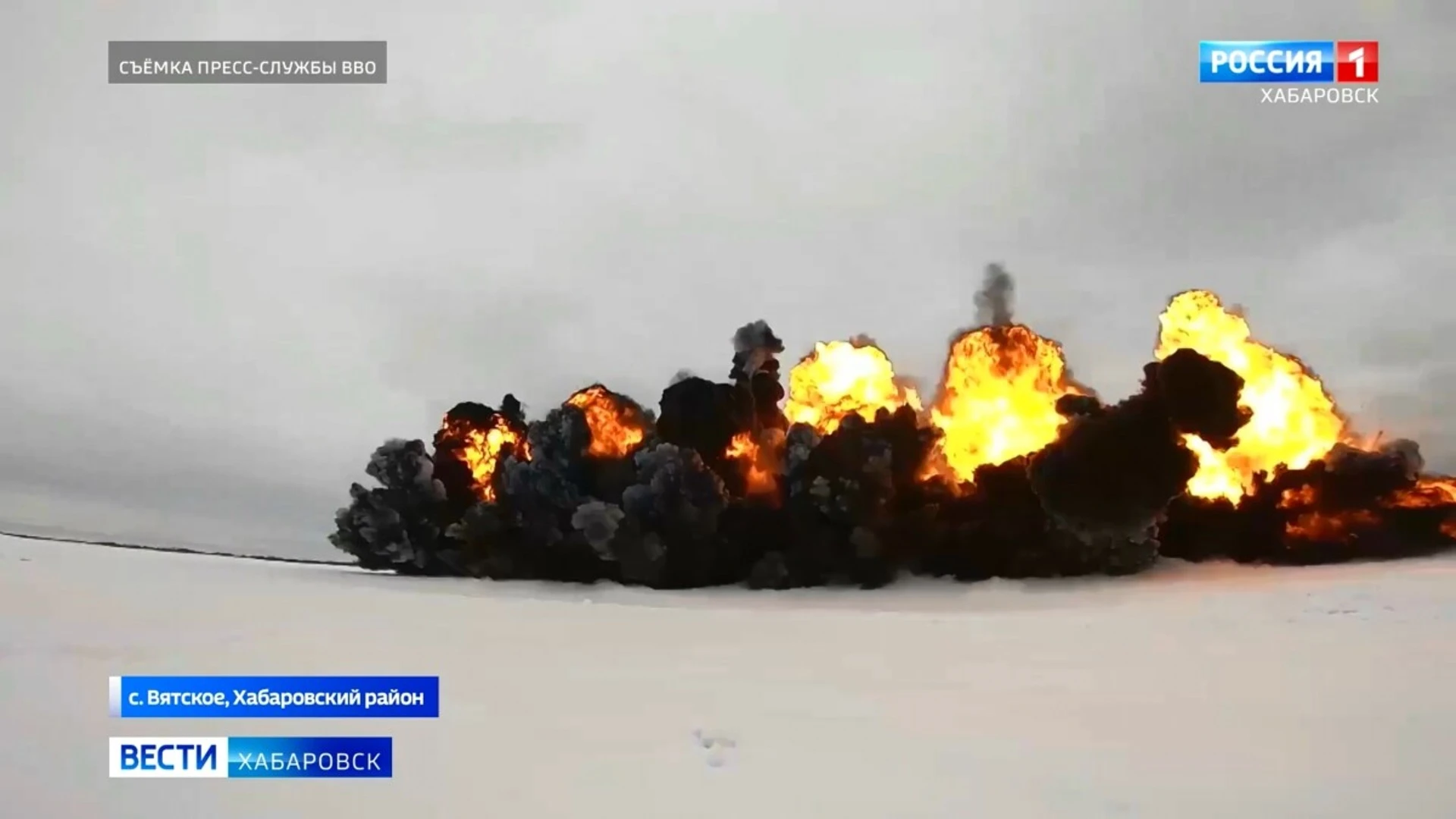 Оглушительные тренировки на льду Амура: военные репетируют разные варианты весеннего половодья