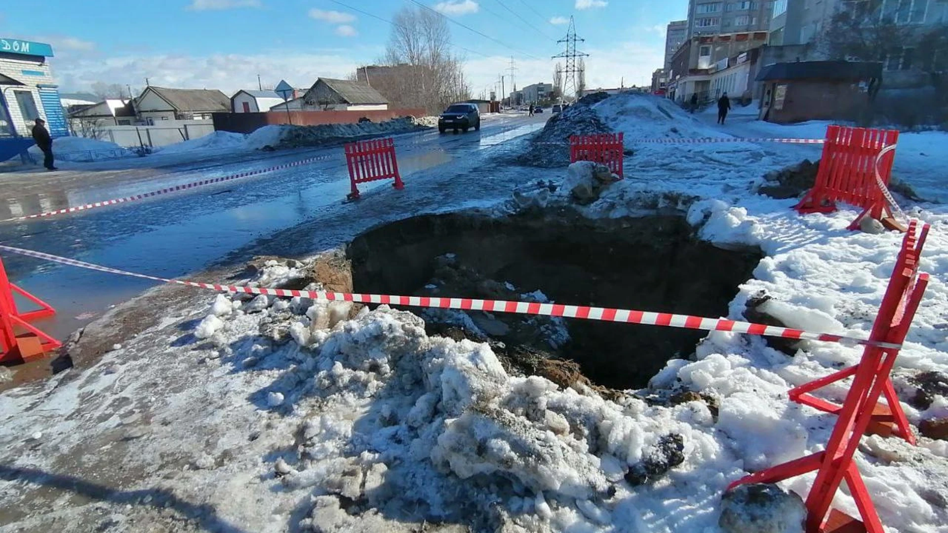 На одной из улиц города Волжска в Марий Эл провалился асфальт