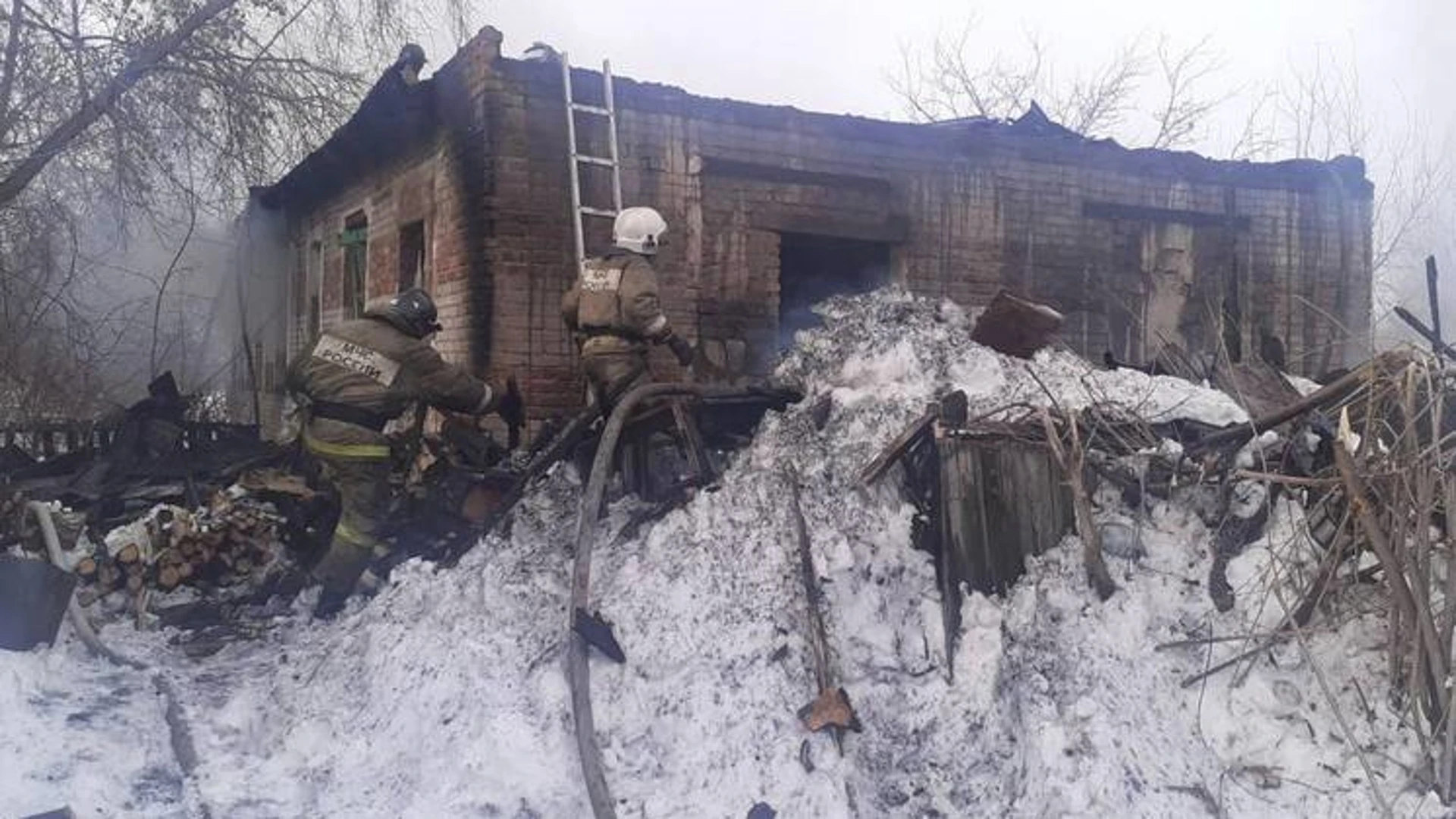 Шалость с огнем могла стать причиной гибели двух детей в пожаре под Новосибирском