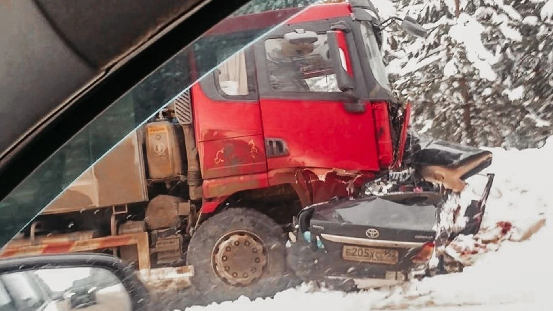 Гибель двух человек на трассе в Нижегородской области попала на видео